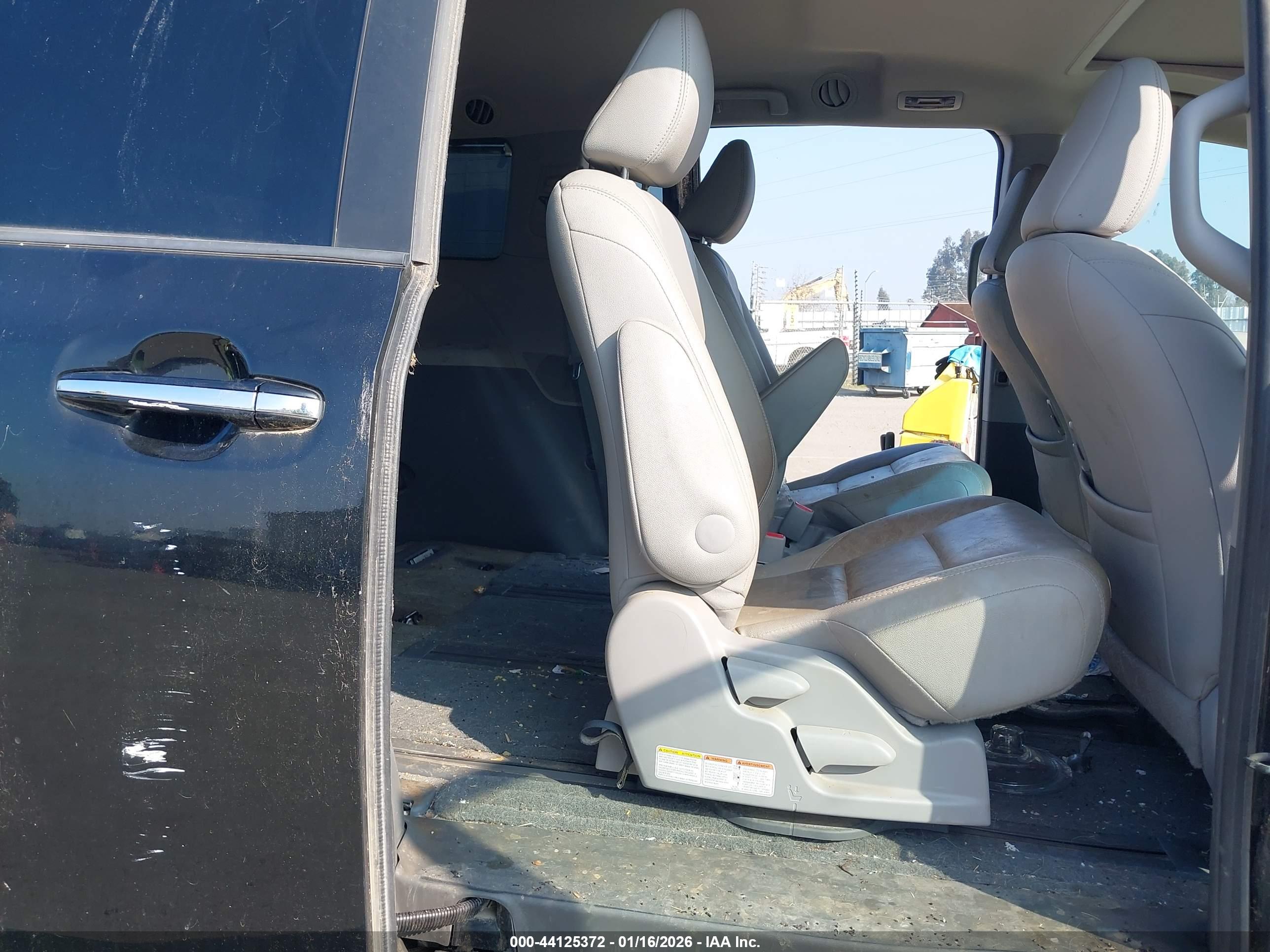 TOYOTA SIENNA image 8