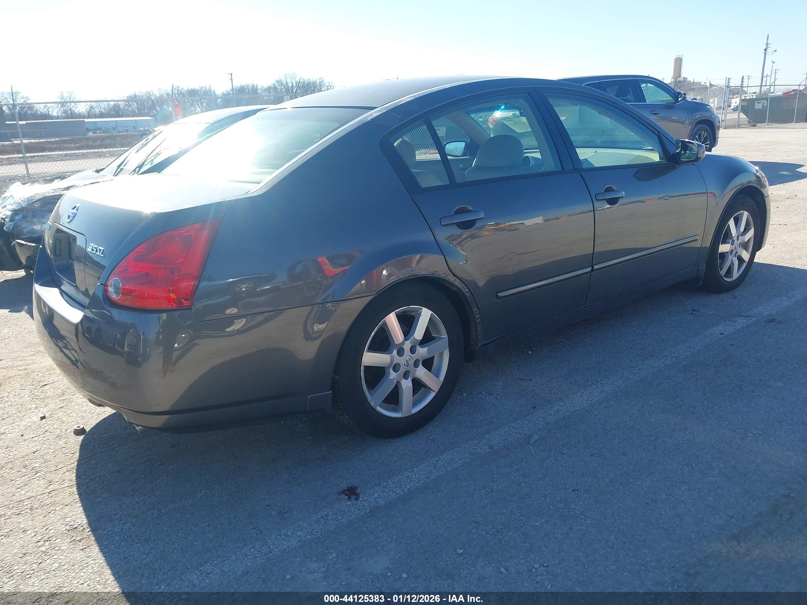 NISSAN MAXIMA image 4