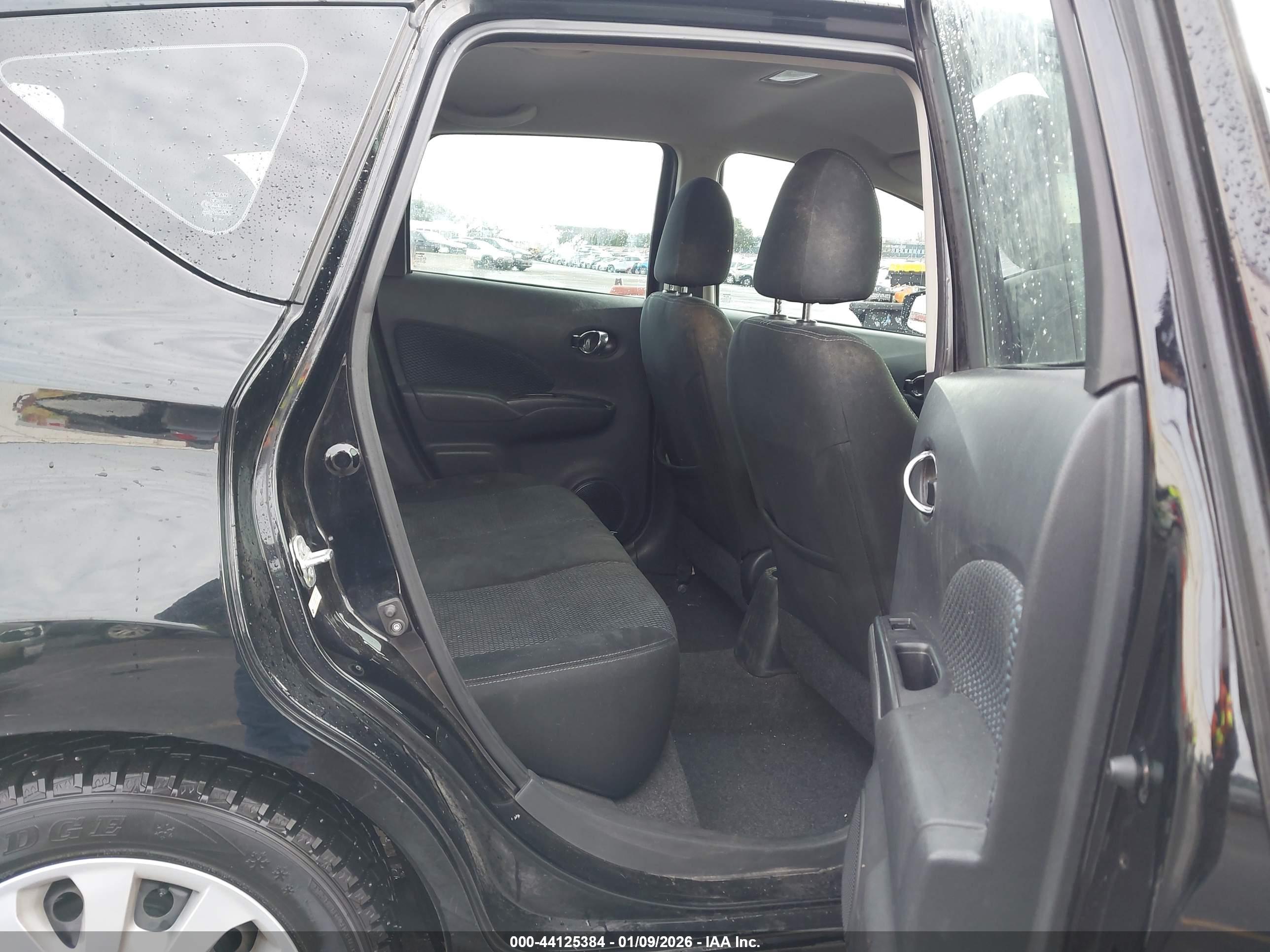 NISSAN VERSA image 8