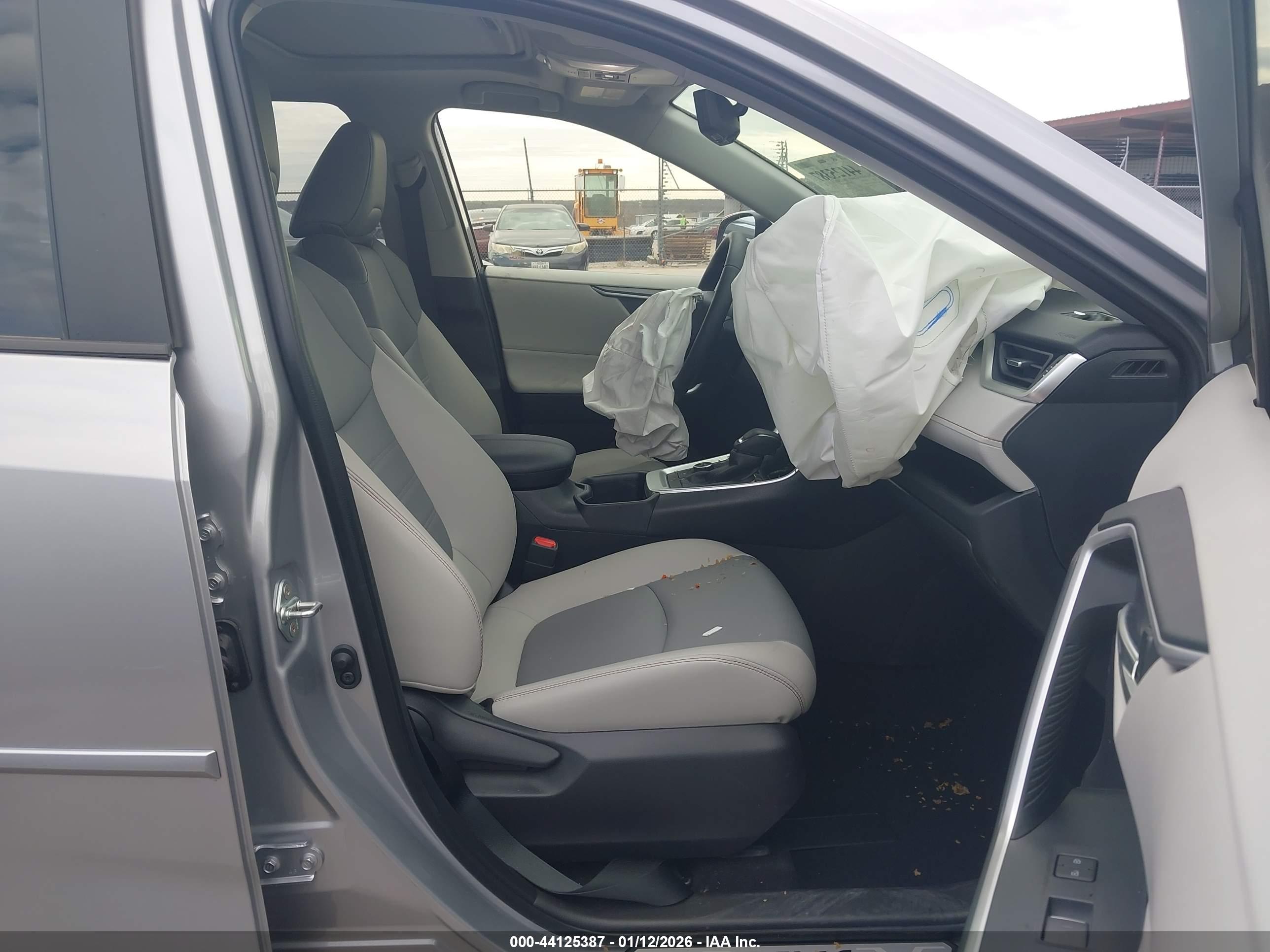 TOYOTA RAV4 image 5