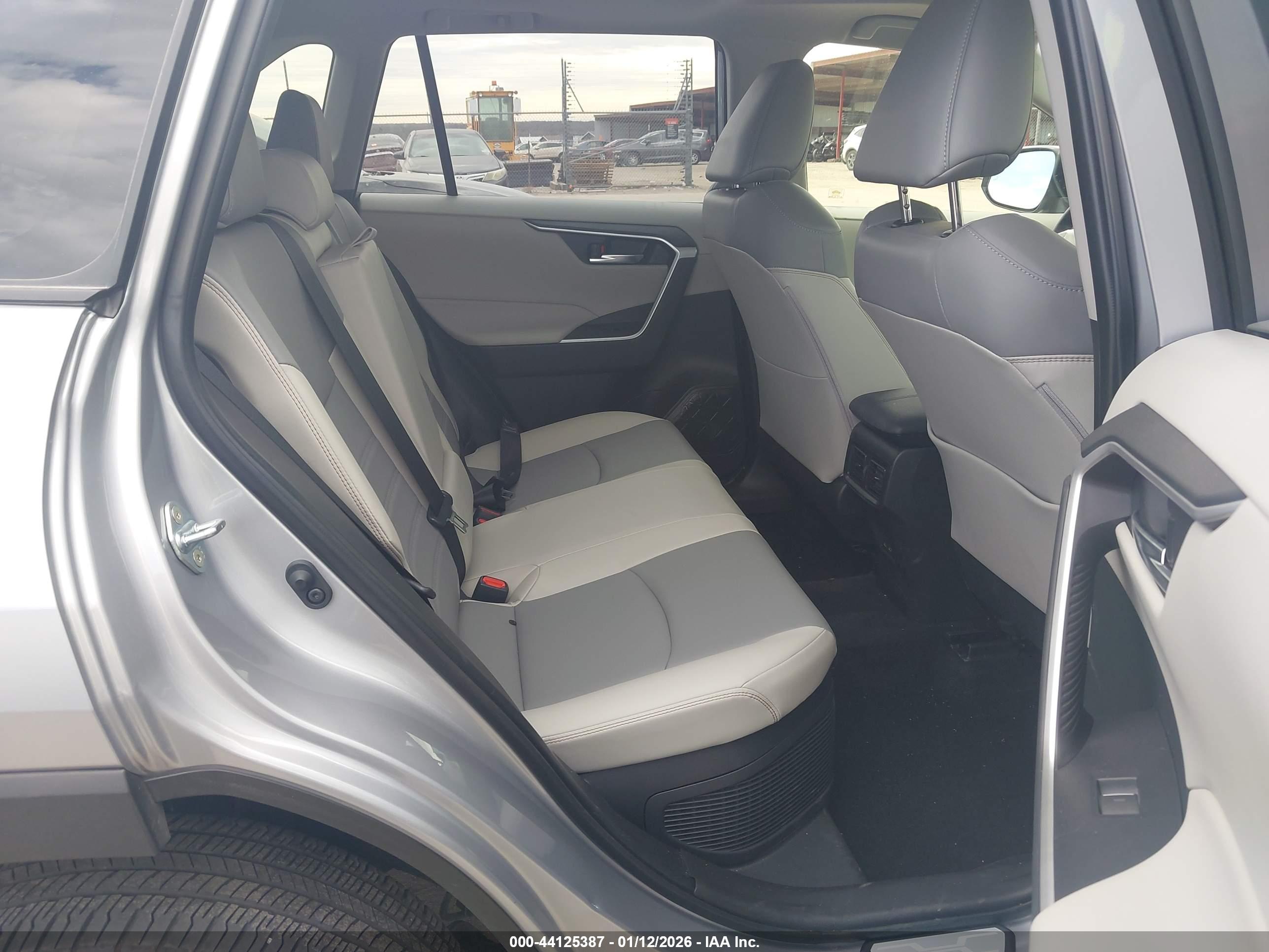 TOYOTA RAV4 image 8