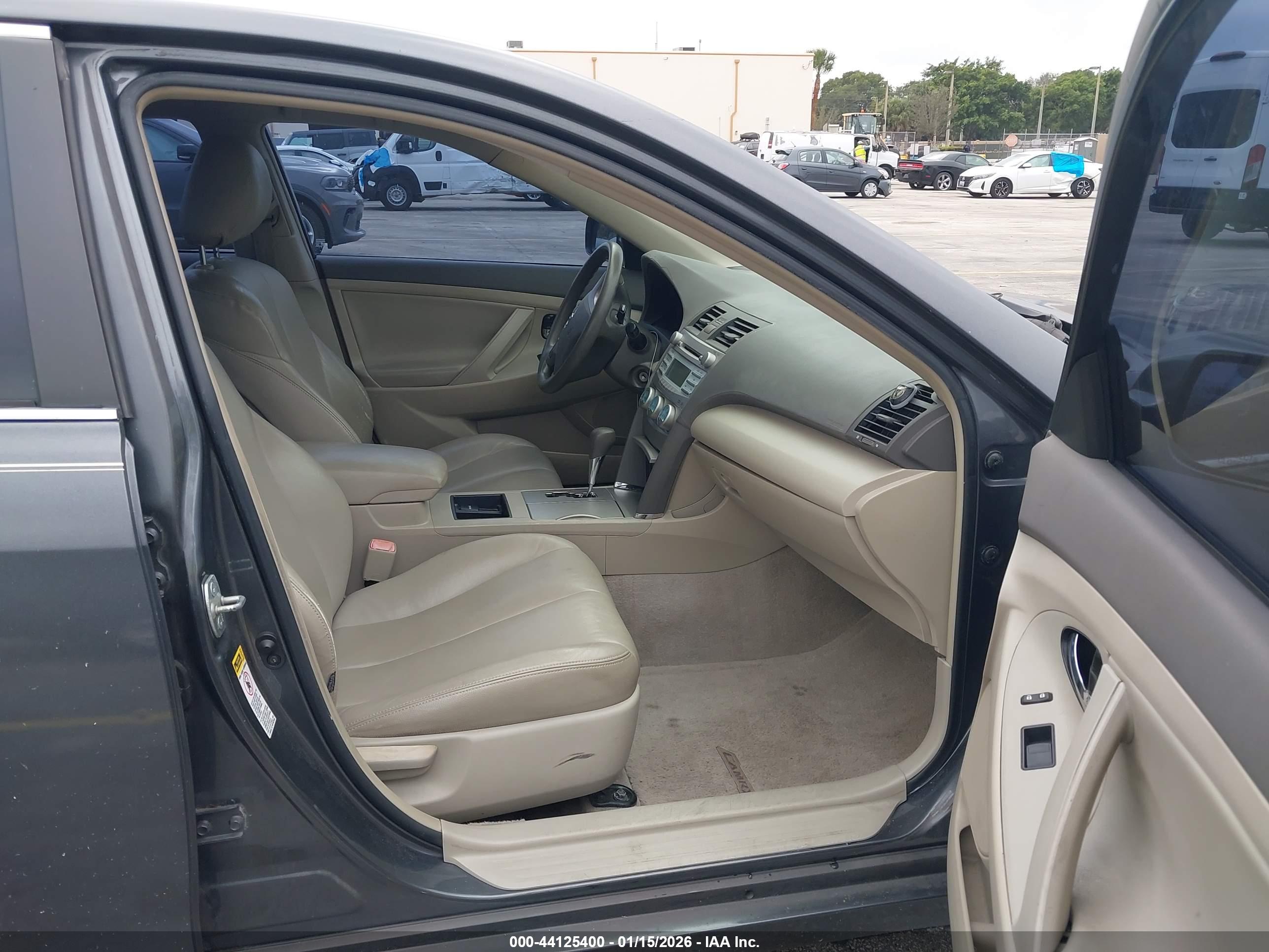 TOYOTA CAMRY image 5