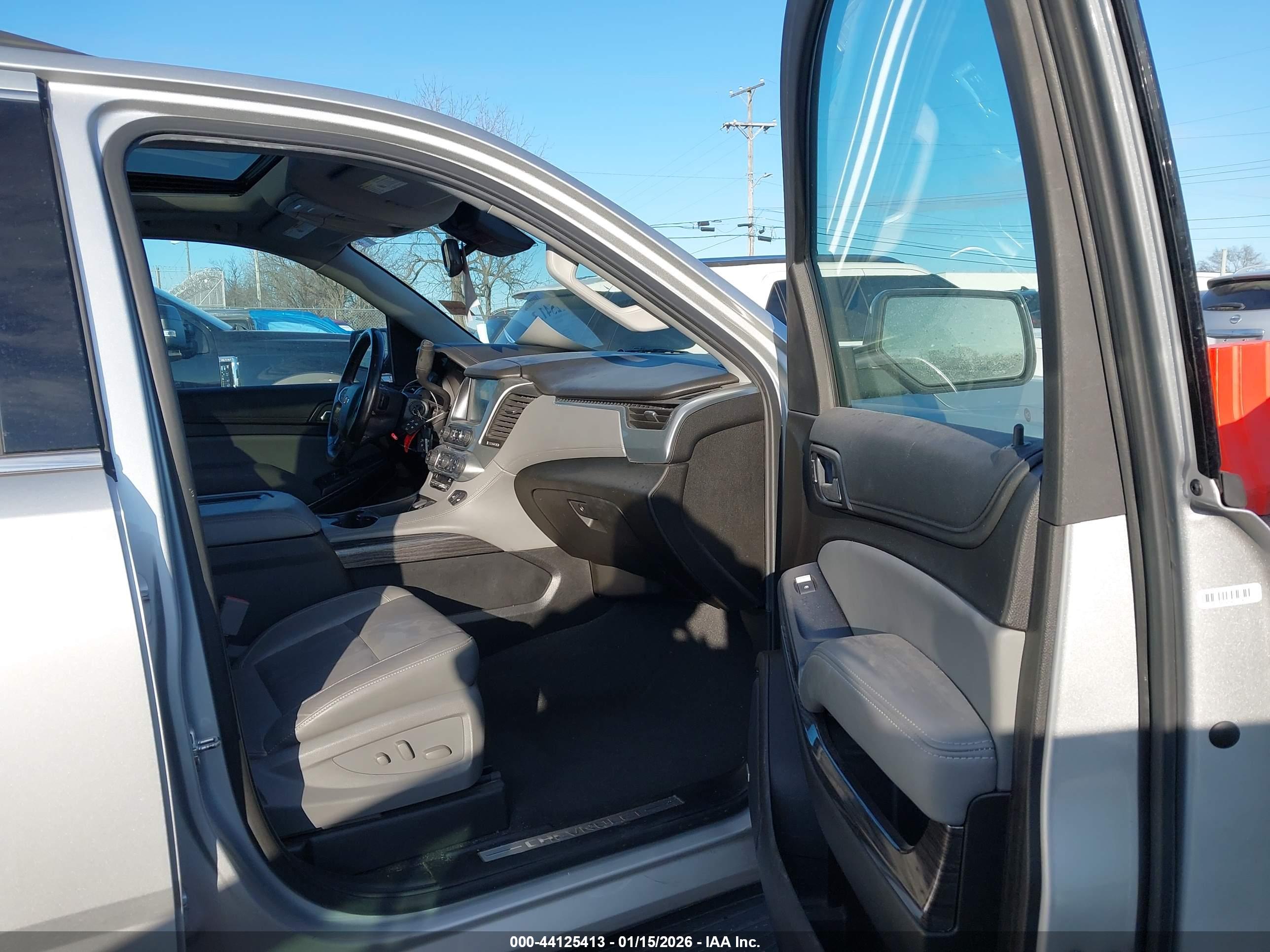 CHEVROLET SUBURBAN image 5
