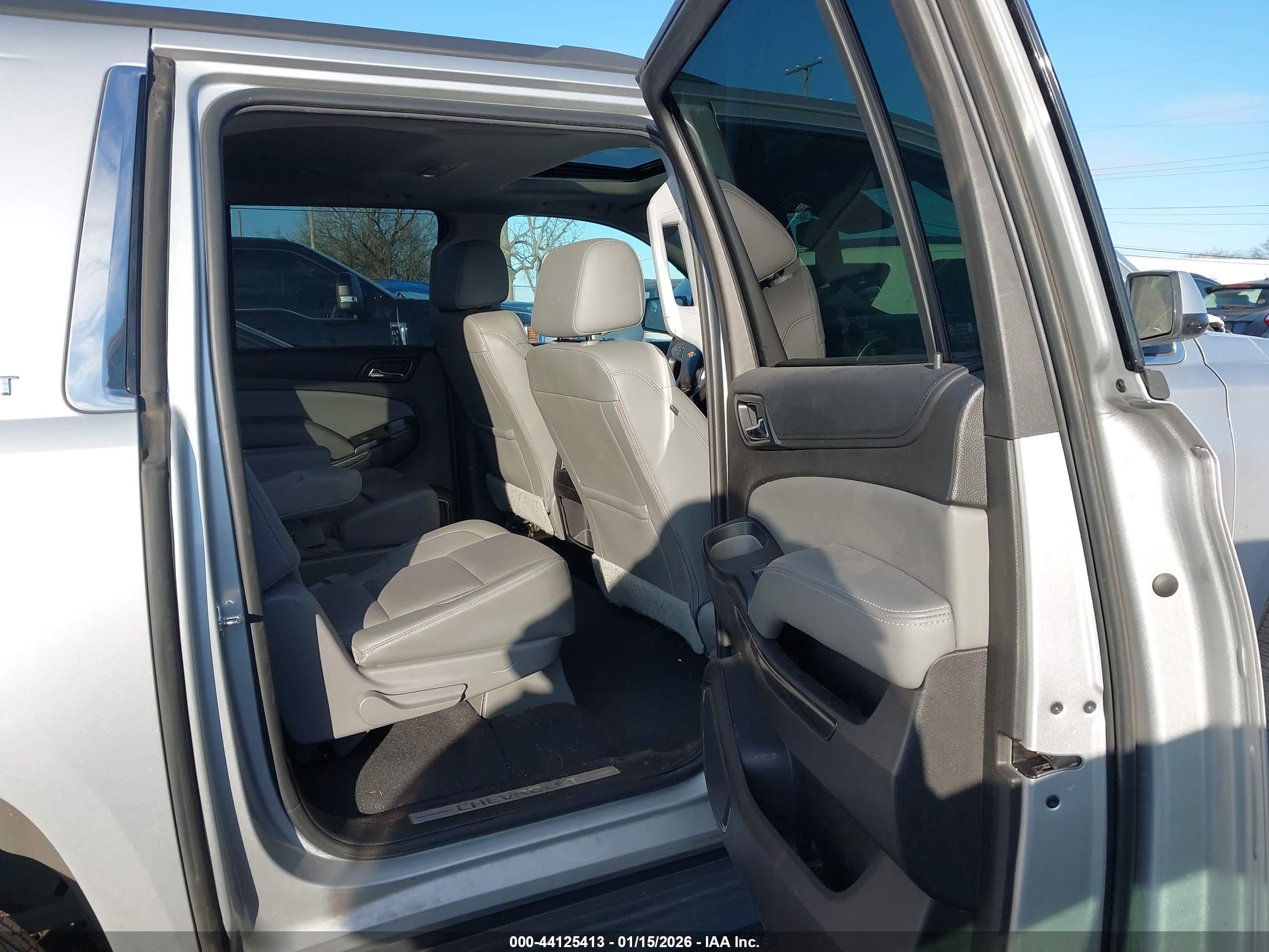 CHEVROLET SUBURBAN image 8
