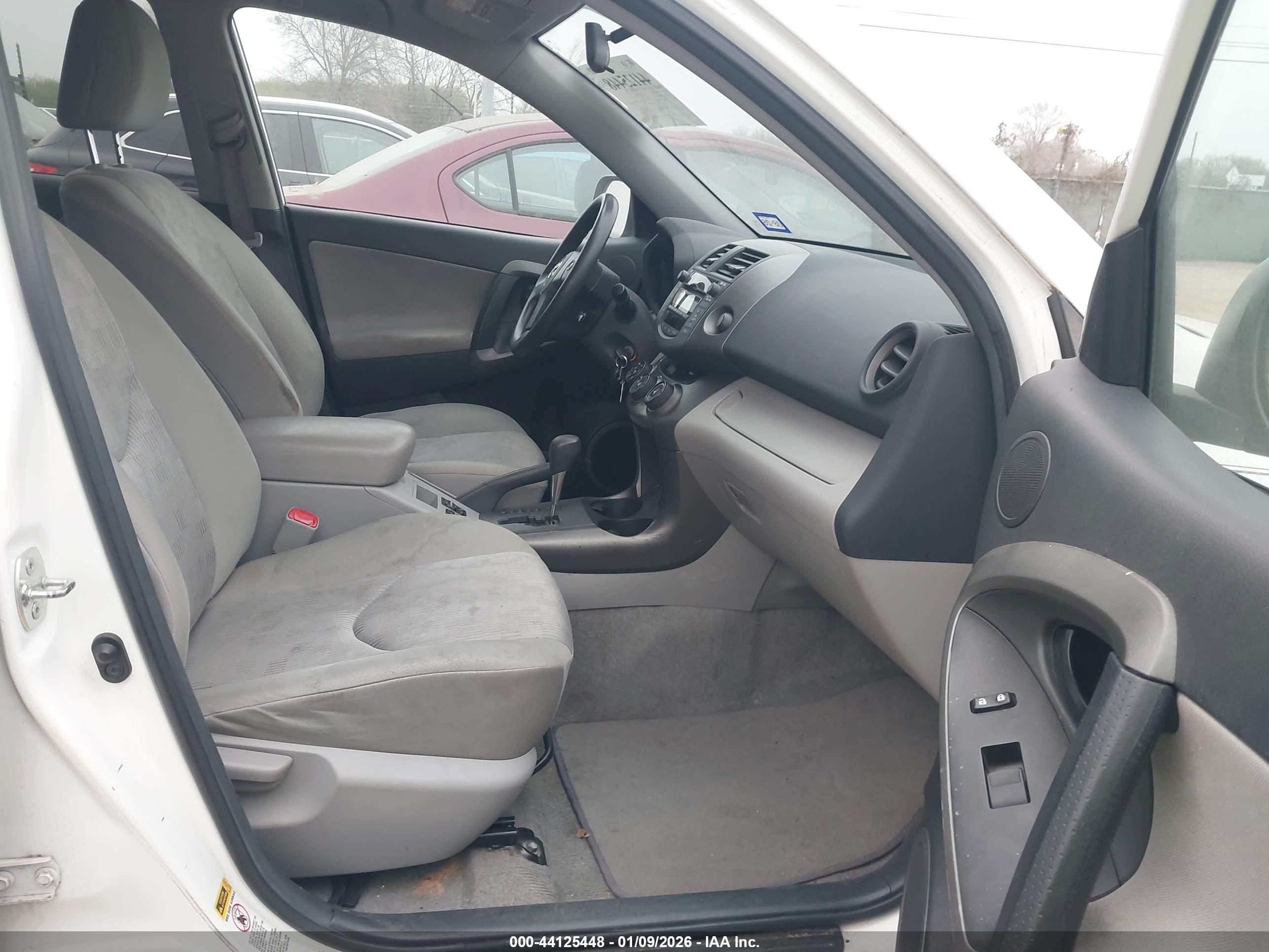 TOYOTA RAV4 image 5