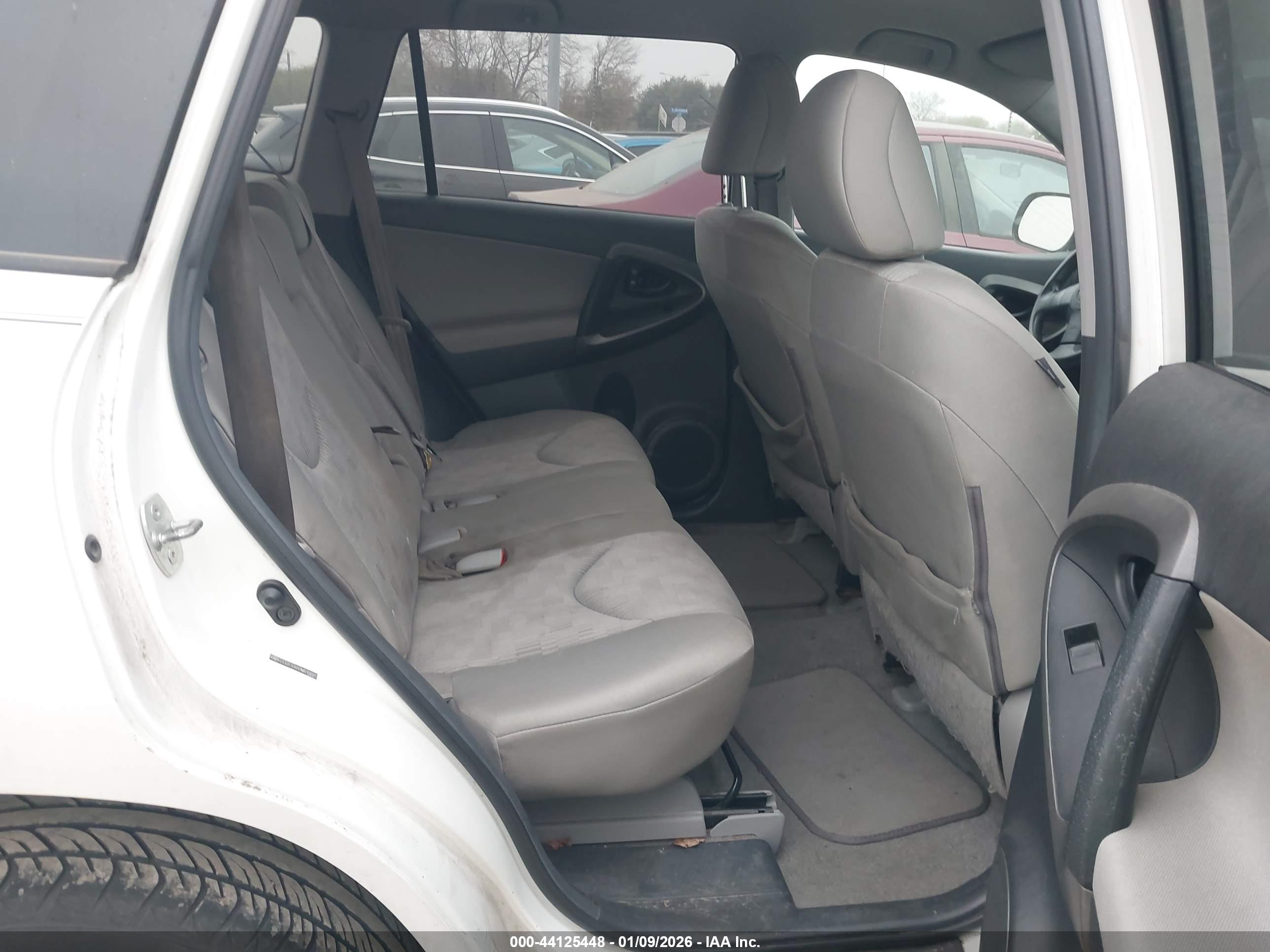 TOYOTA RAV4 image 8