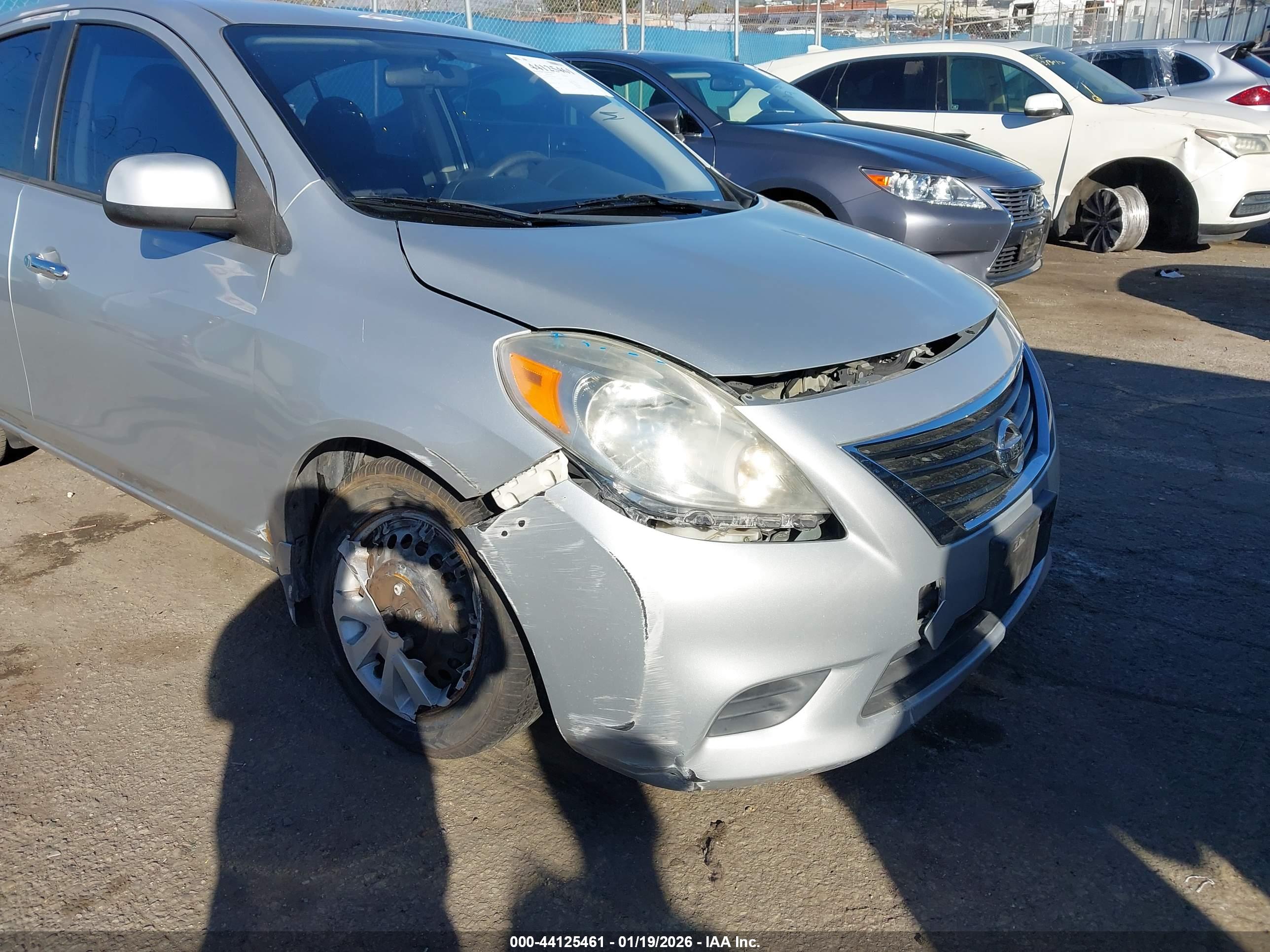 NISSAN VERSA image 6
