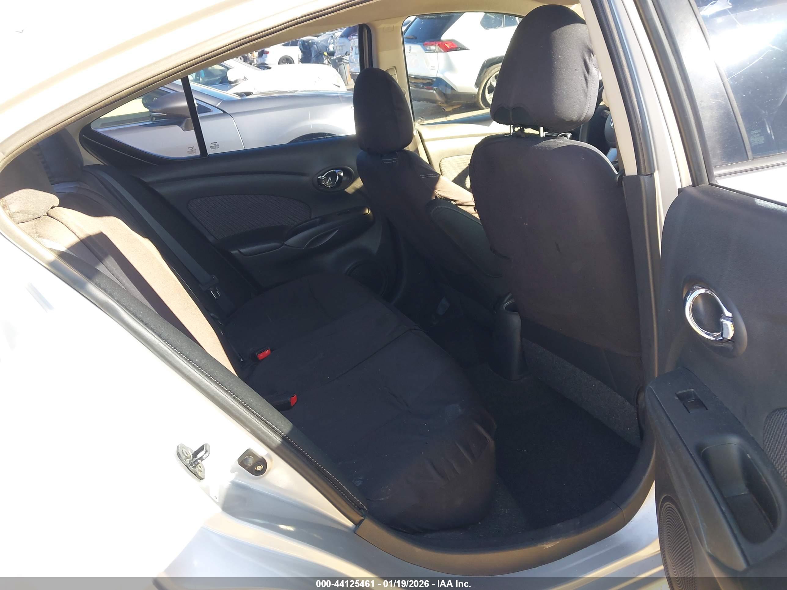 NISSAN VERSA image 8