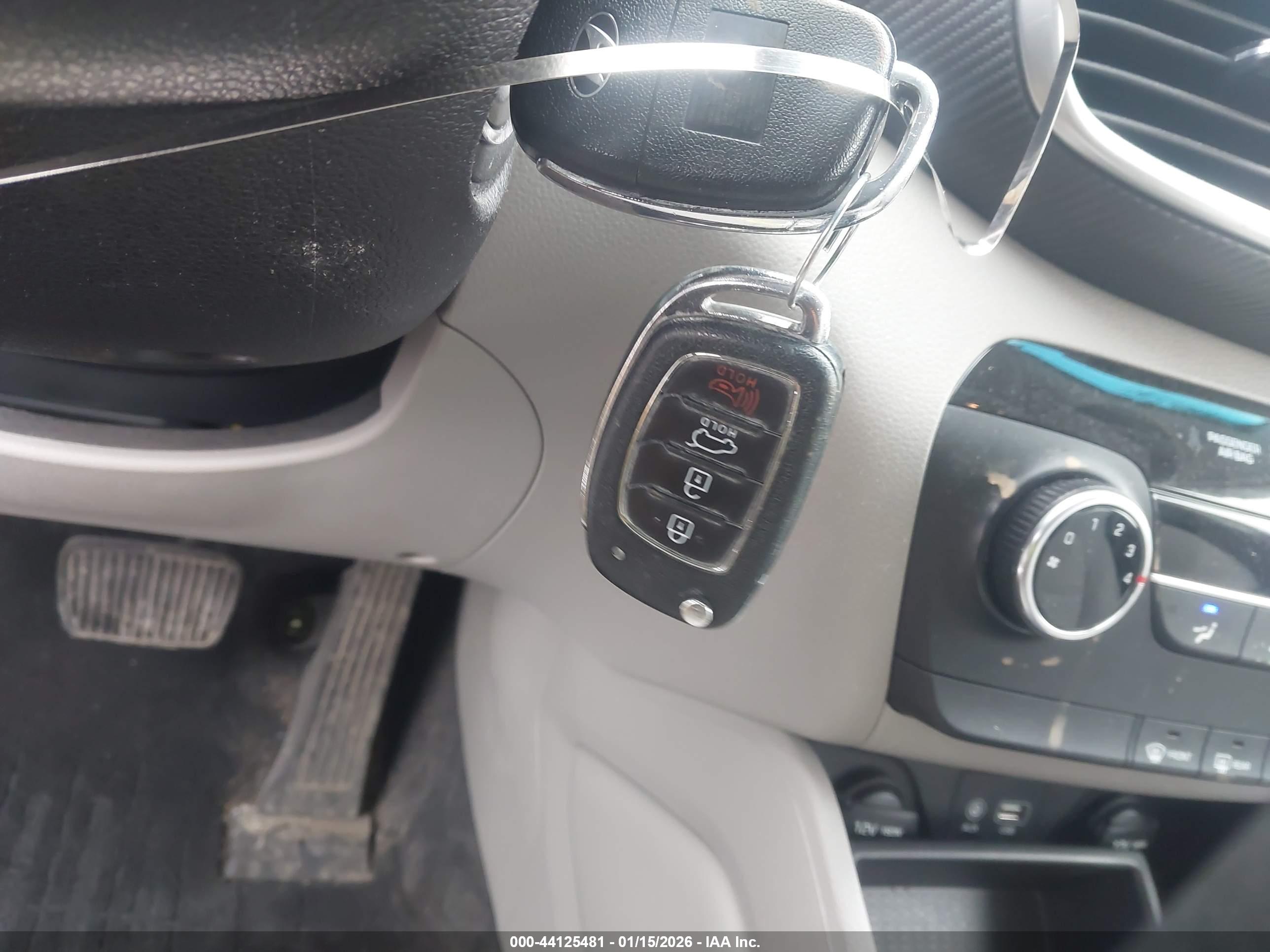 HYUNDAI TUCSON image 11