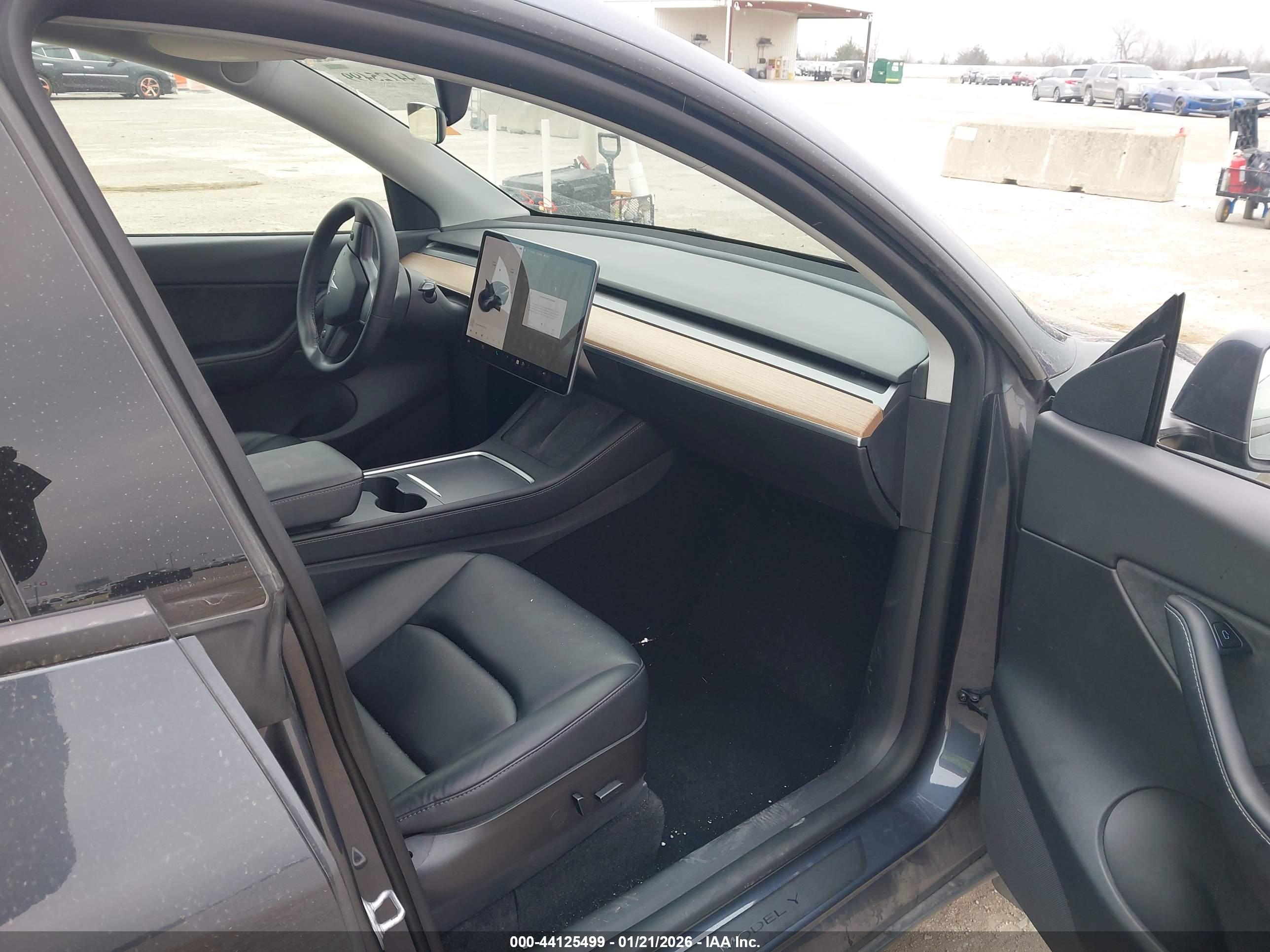 TESLA MODEL image 5