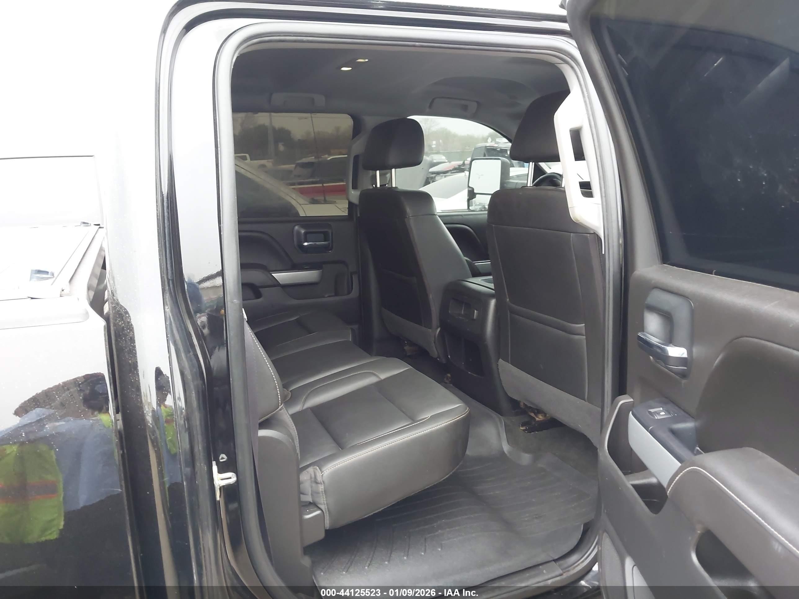 CHEVROLET SILVERADO image 8