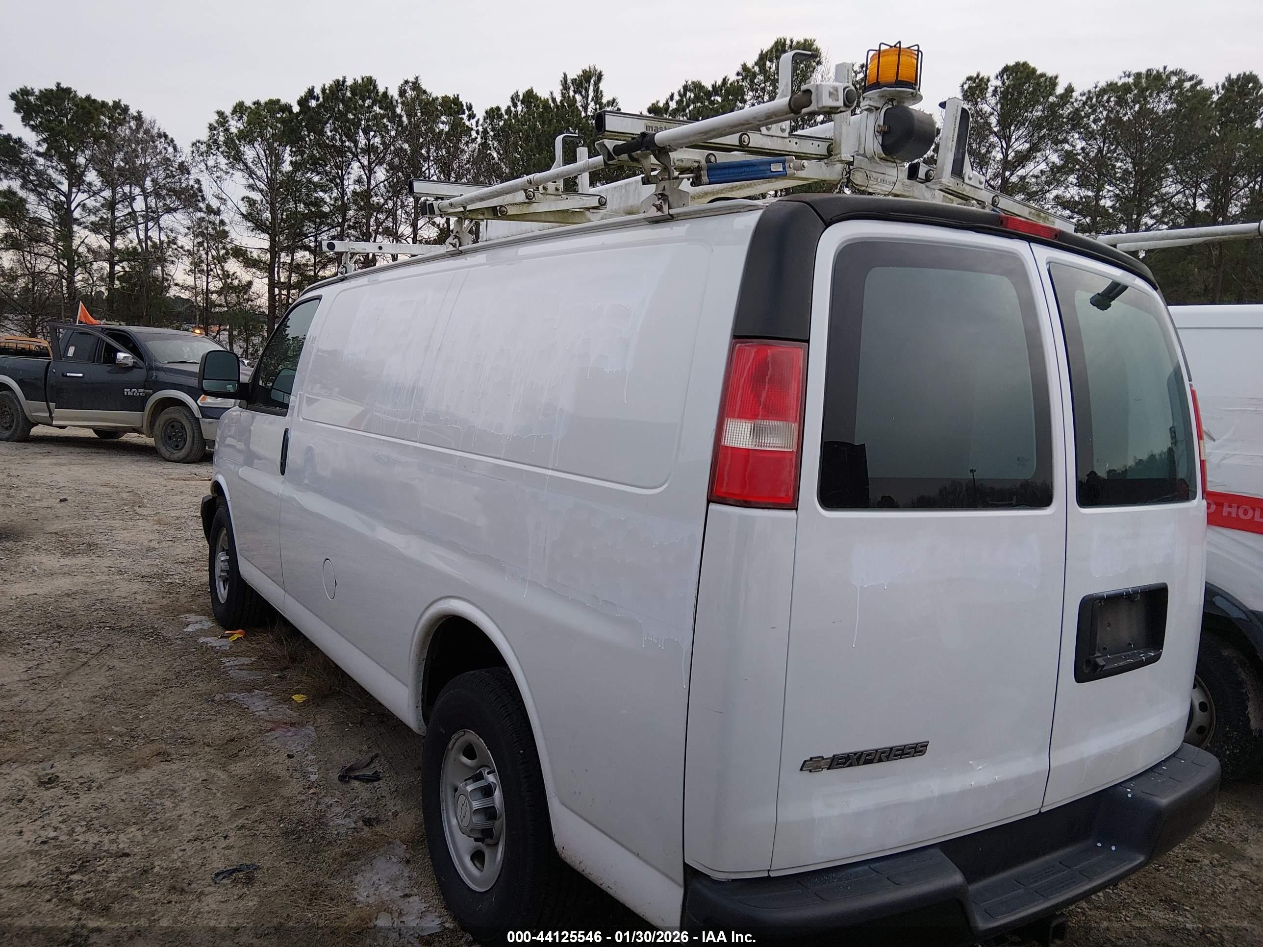 CHEVROLET EXPRESS image 3