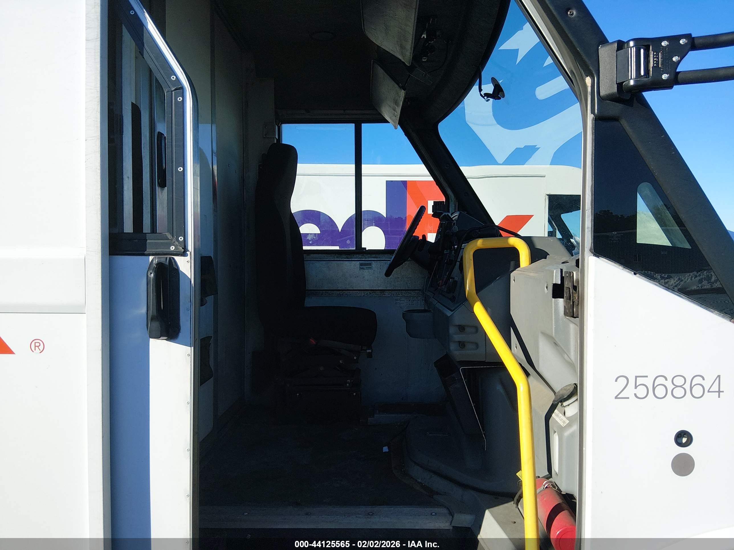 ISUZU COMMERCIAL image 8