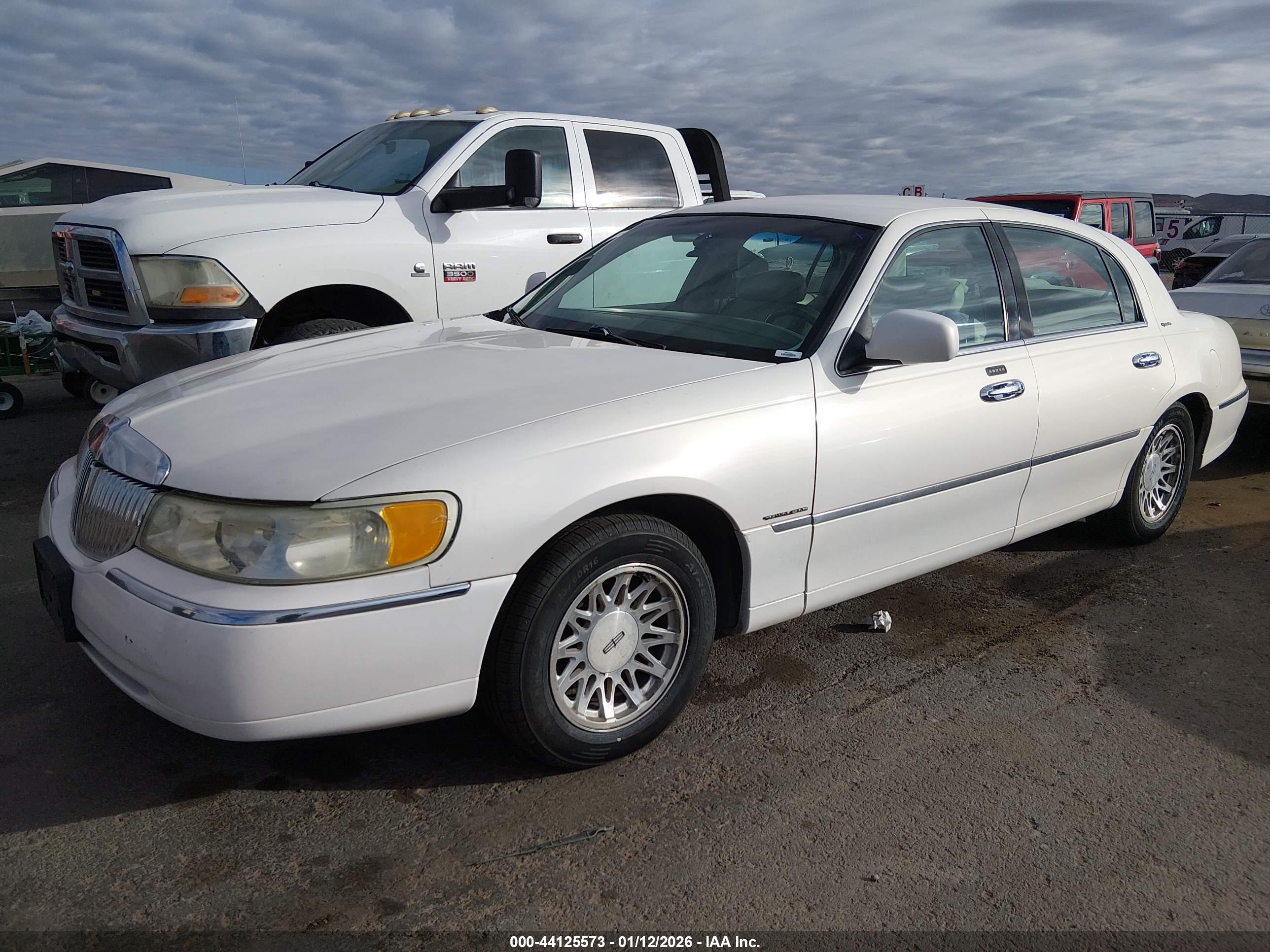 LINCOLN TOWN image 2