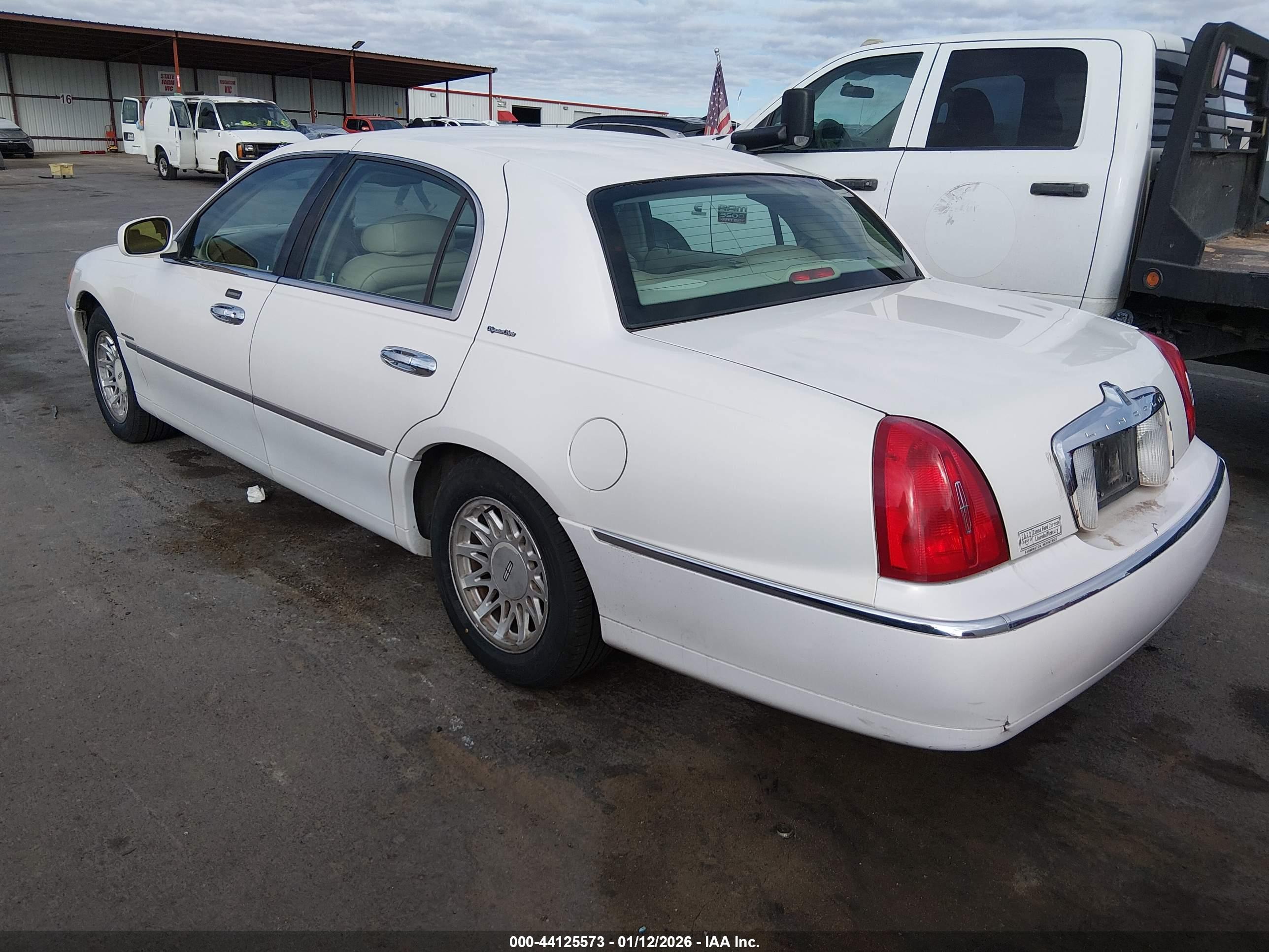 LINCOLN TOWN image 3