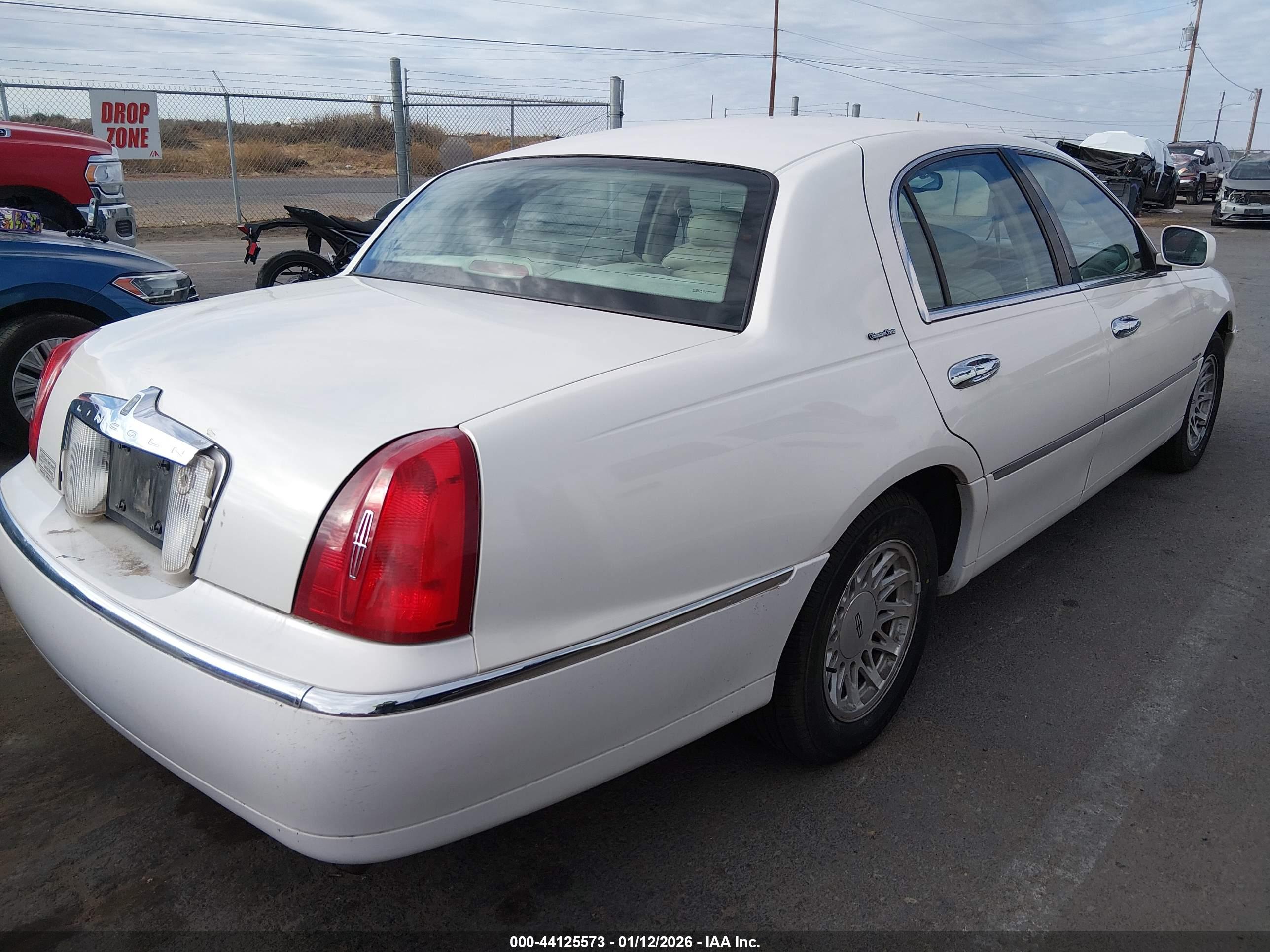 LINCOLN TOWN image 4