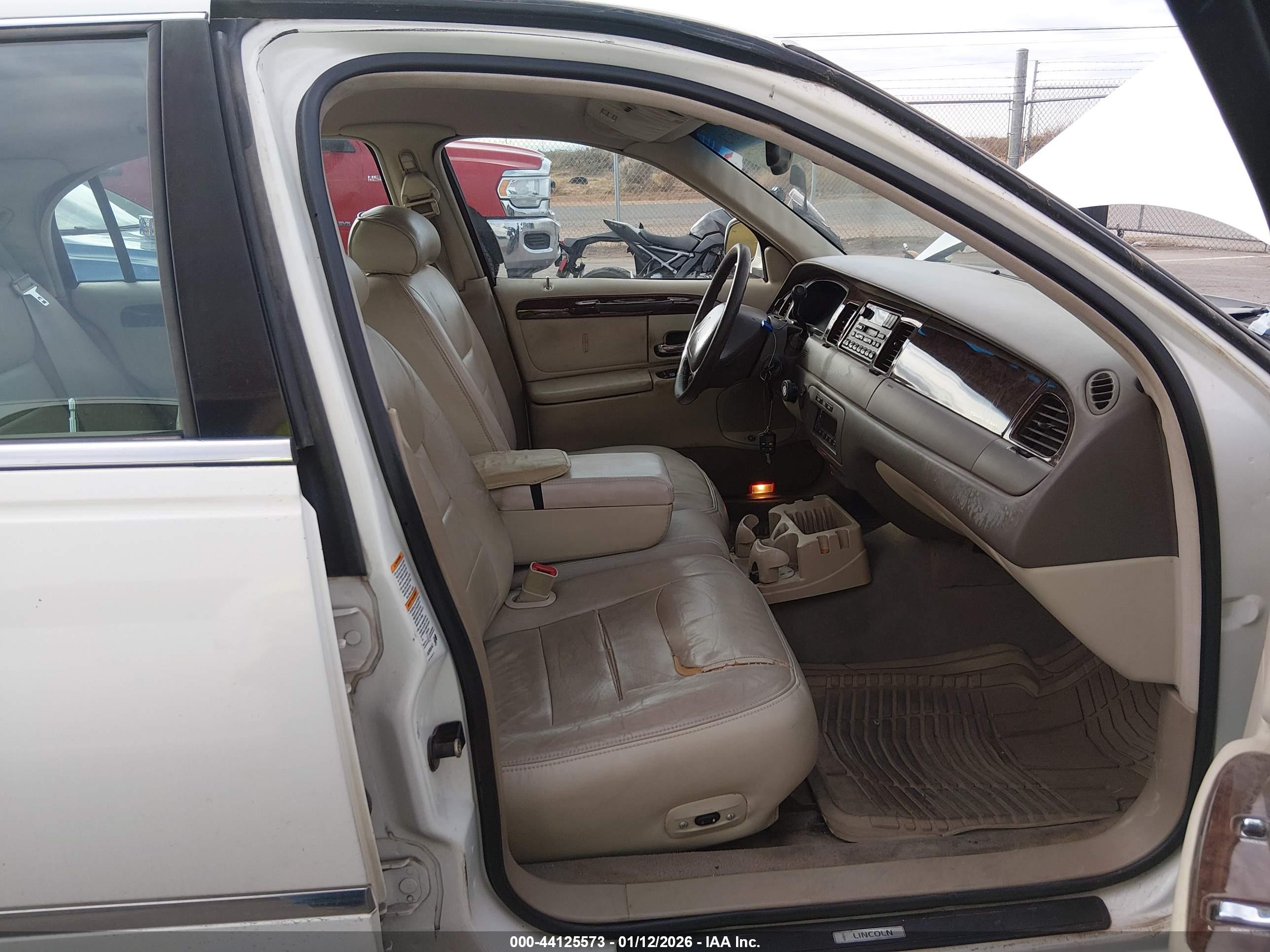 LINCOLN TOWN image 5