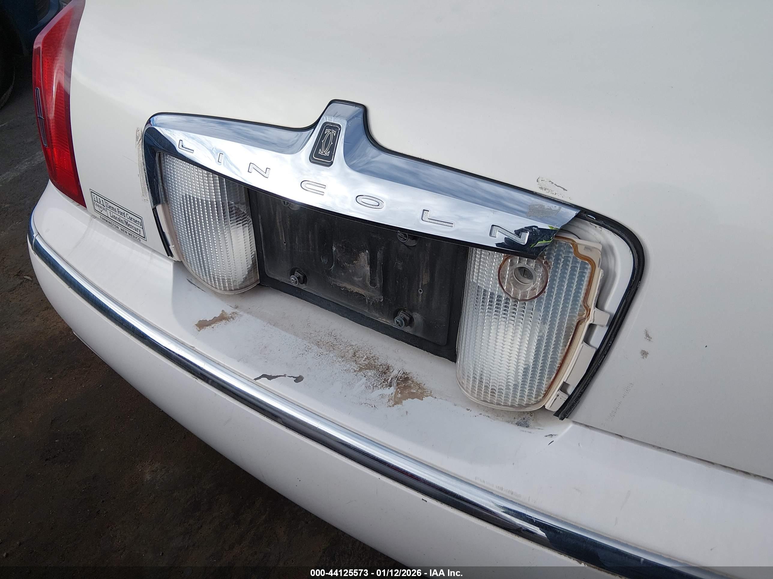 LINCOLN TOWN image 6