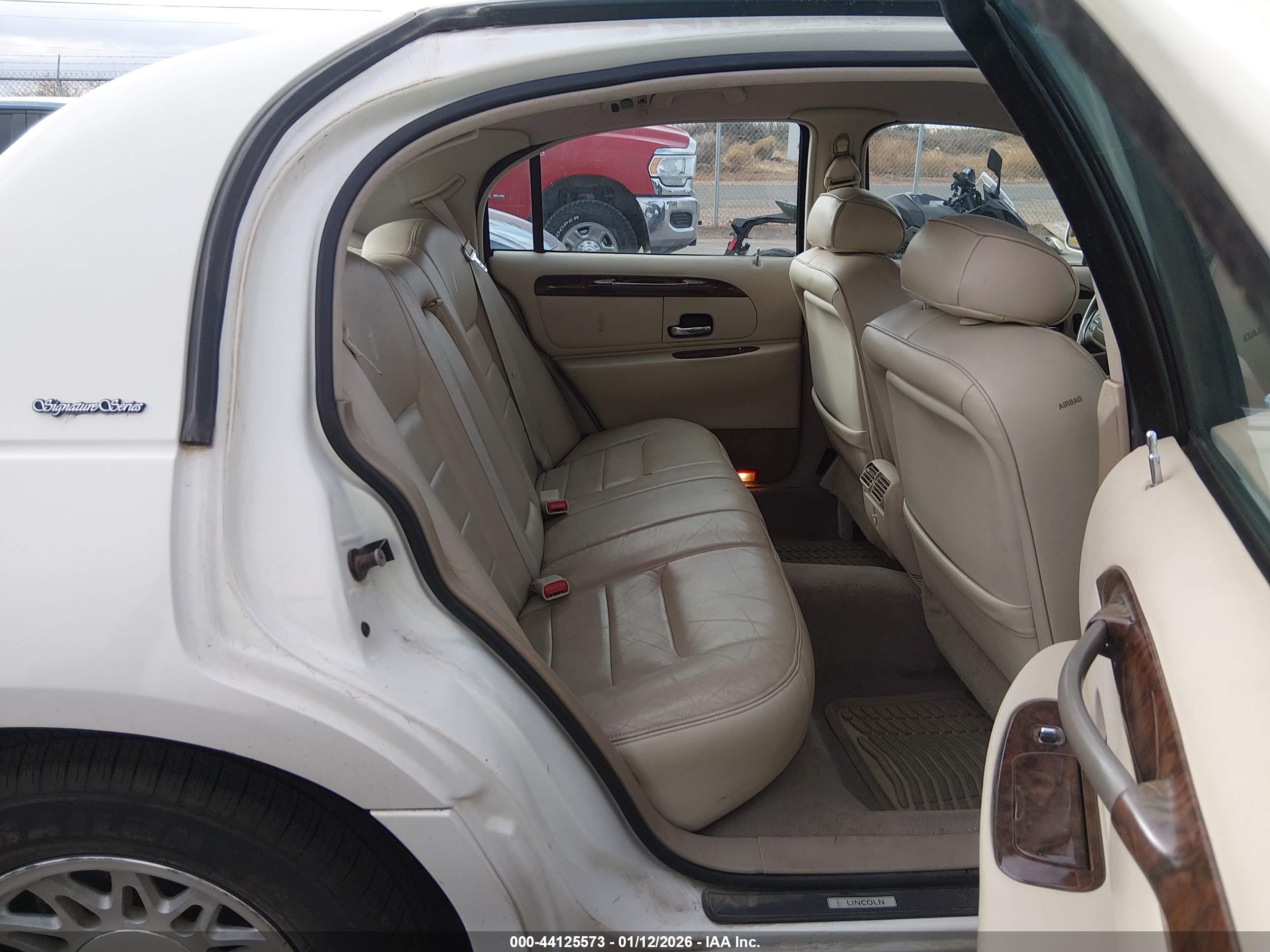 LINCOLN TOWN image 8