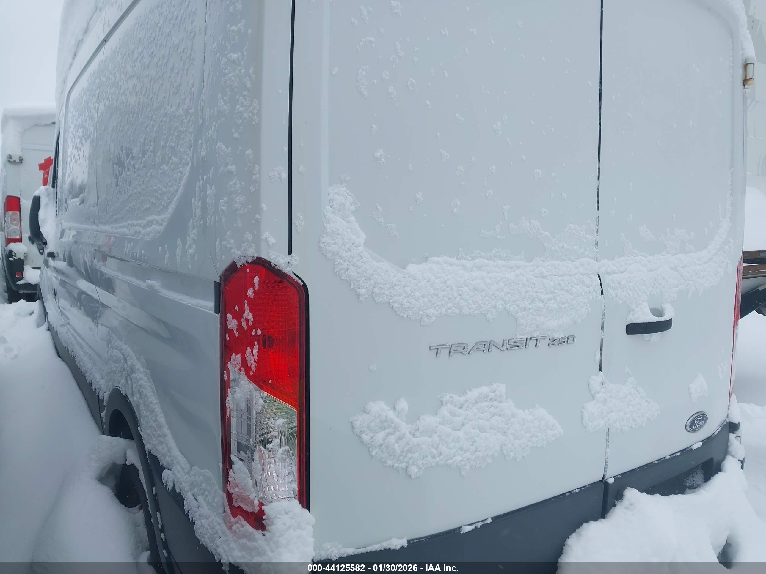 FORD TRANSIT-250 image 3