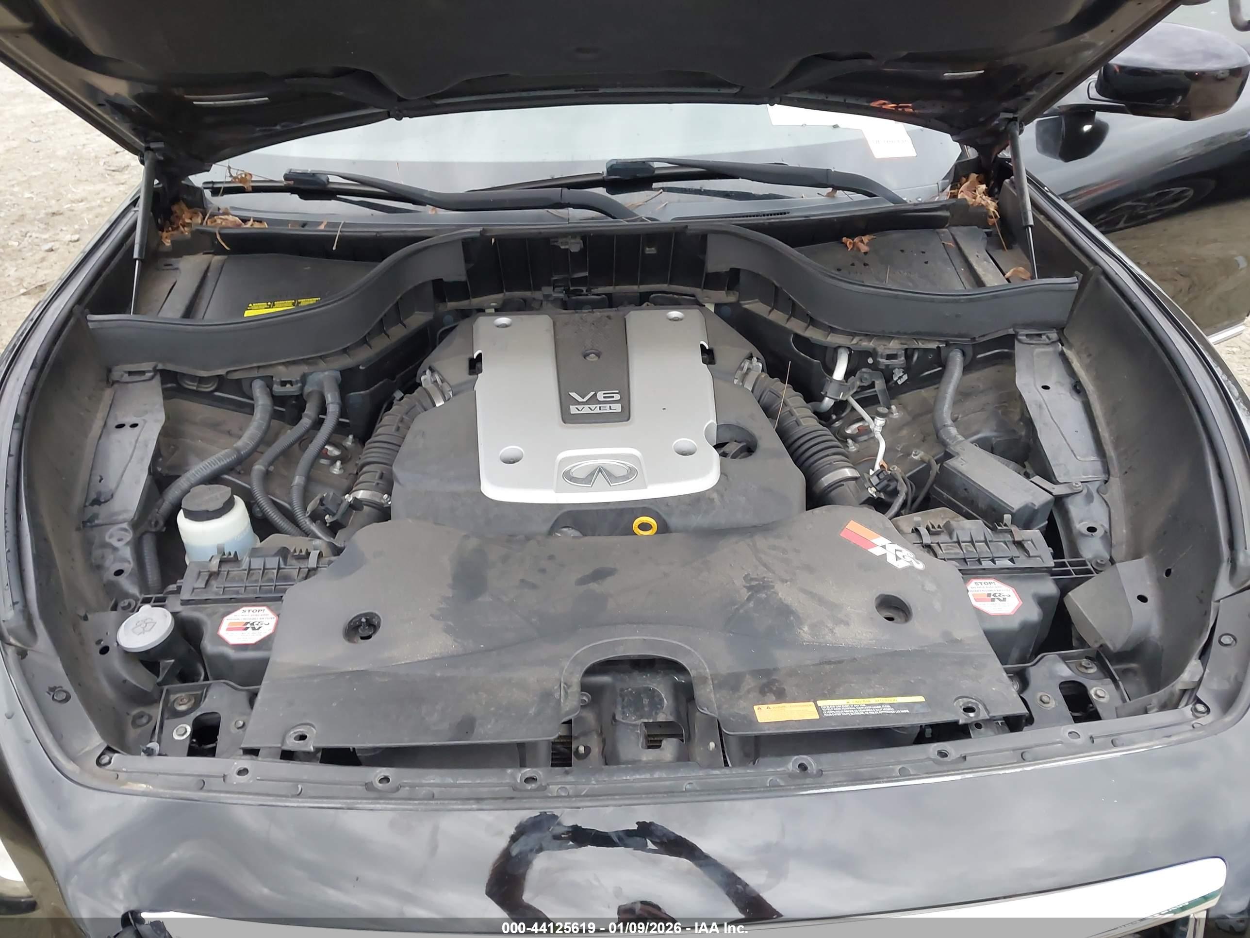 INFINITI QX70 image 10