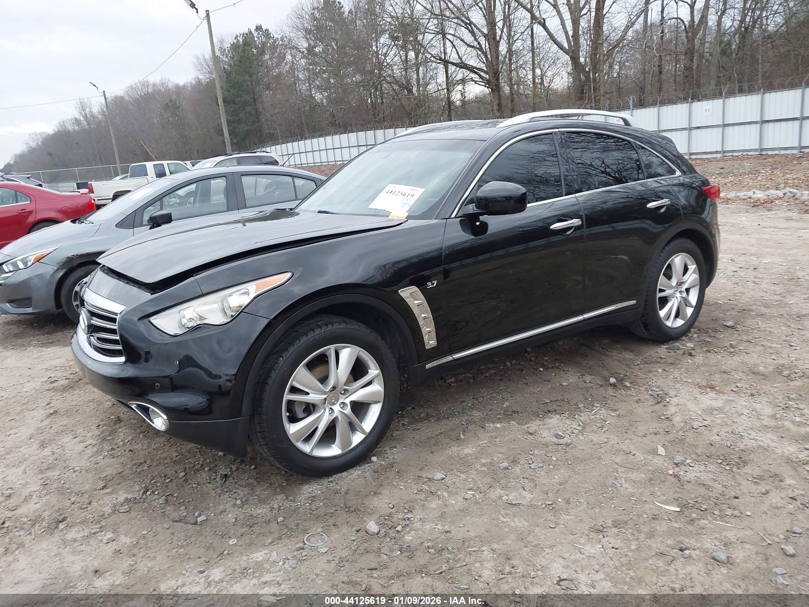 INFINITI QX70 image 2