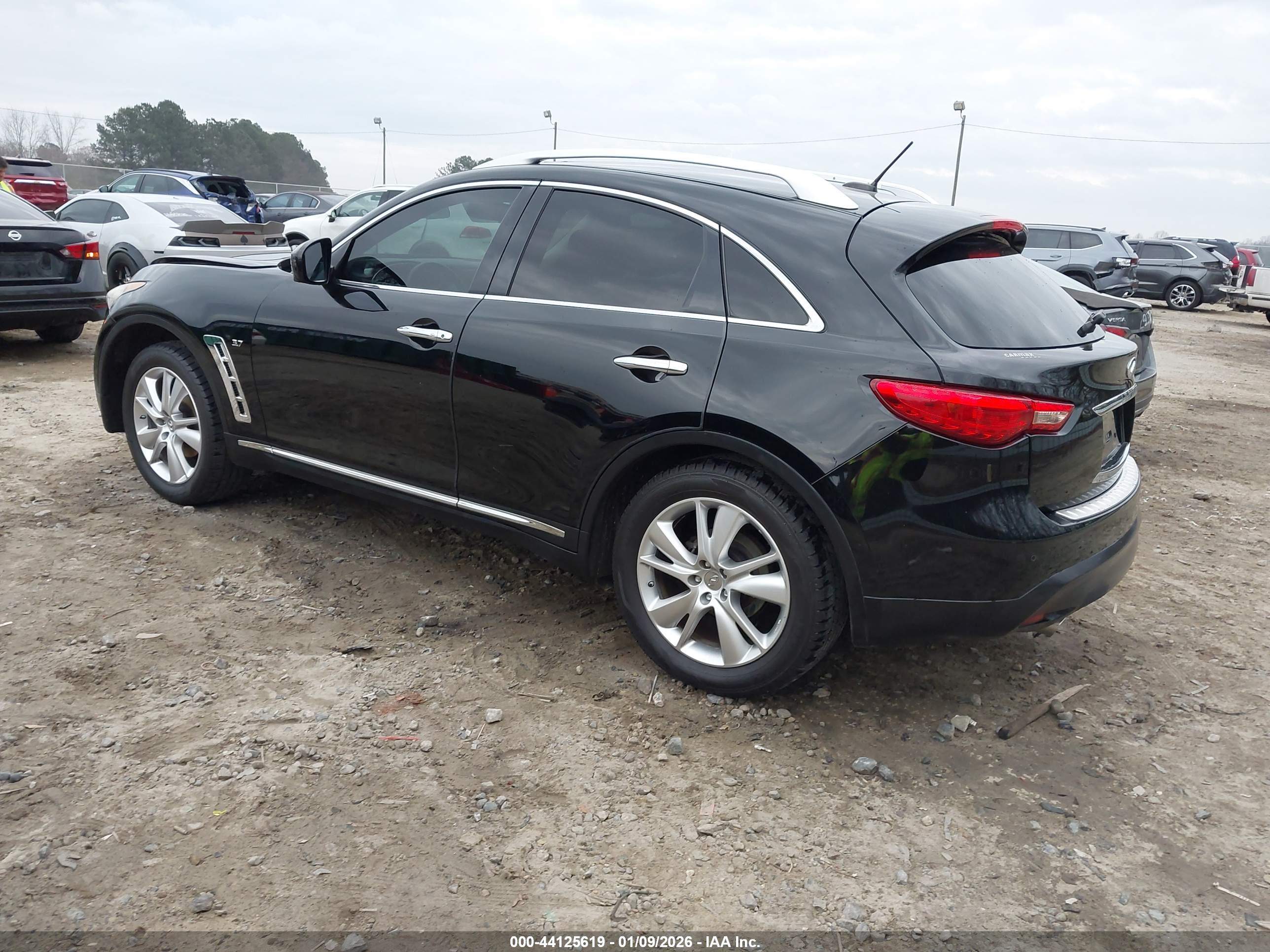 INFINITI QX70 image 3