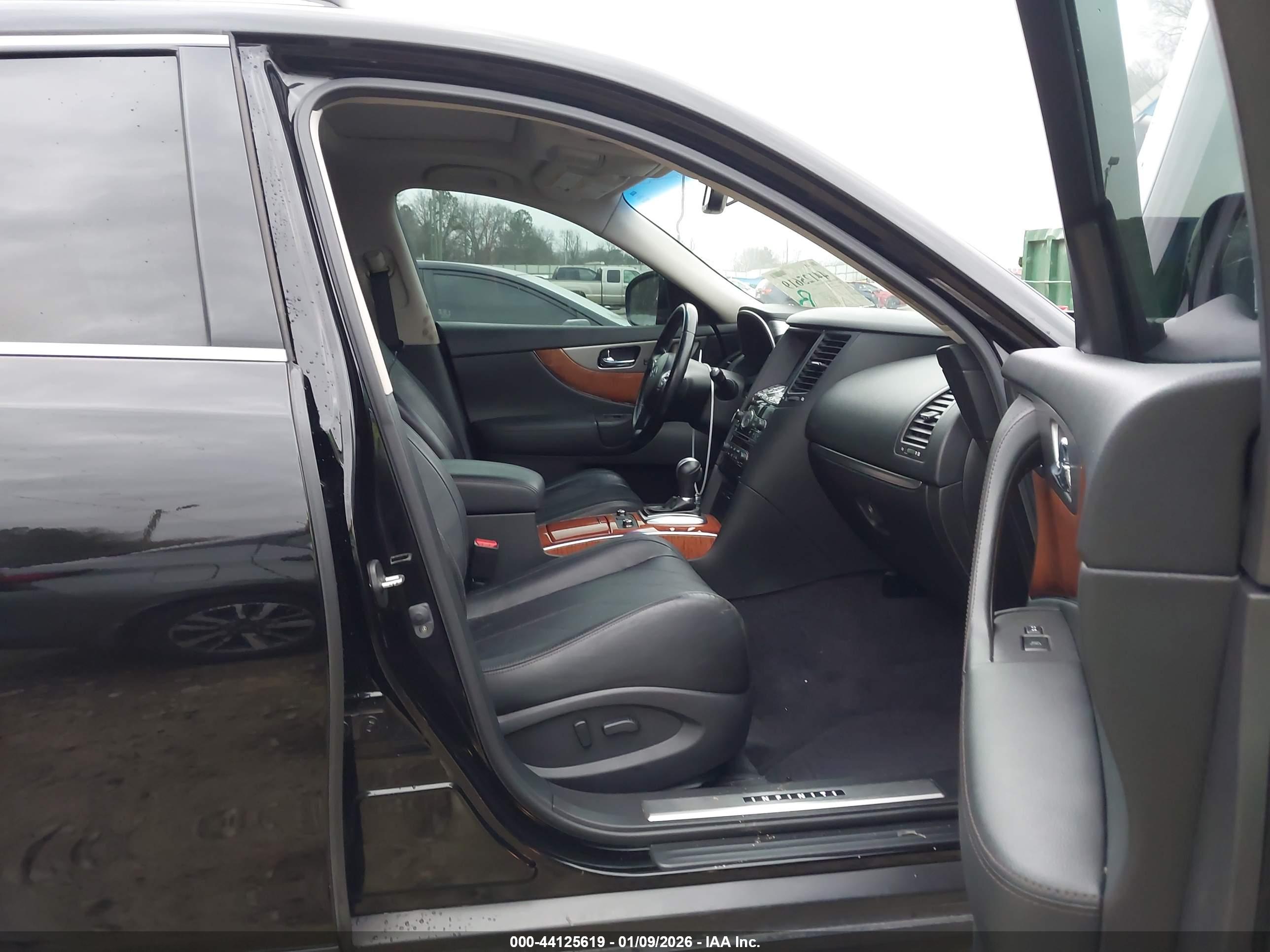 INFINITI QX70 image 5