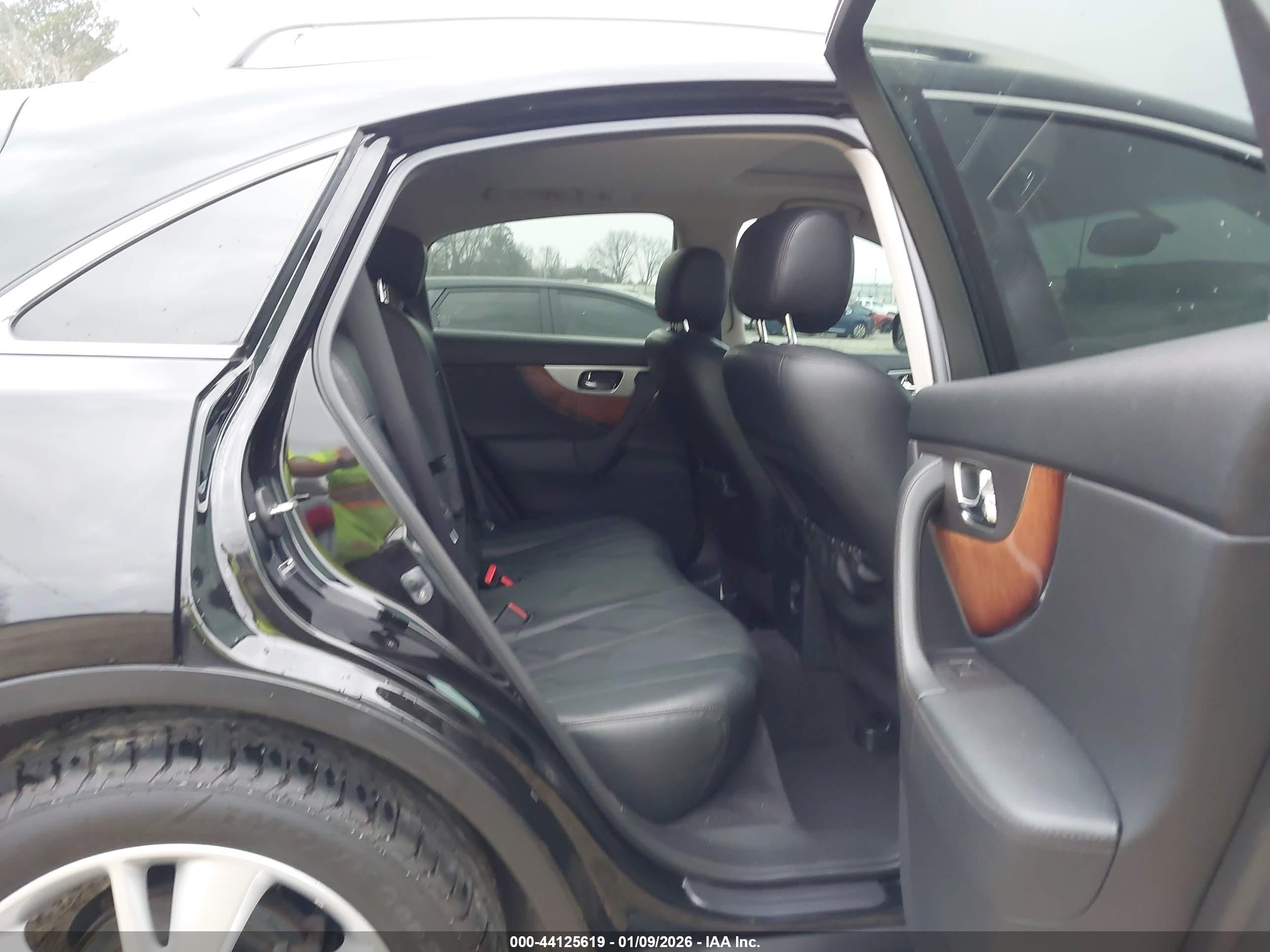 INFINITI QX70 image 8
