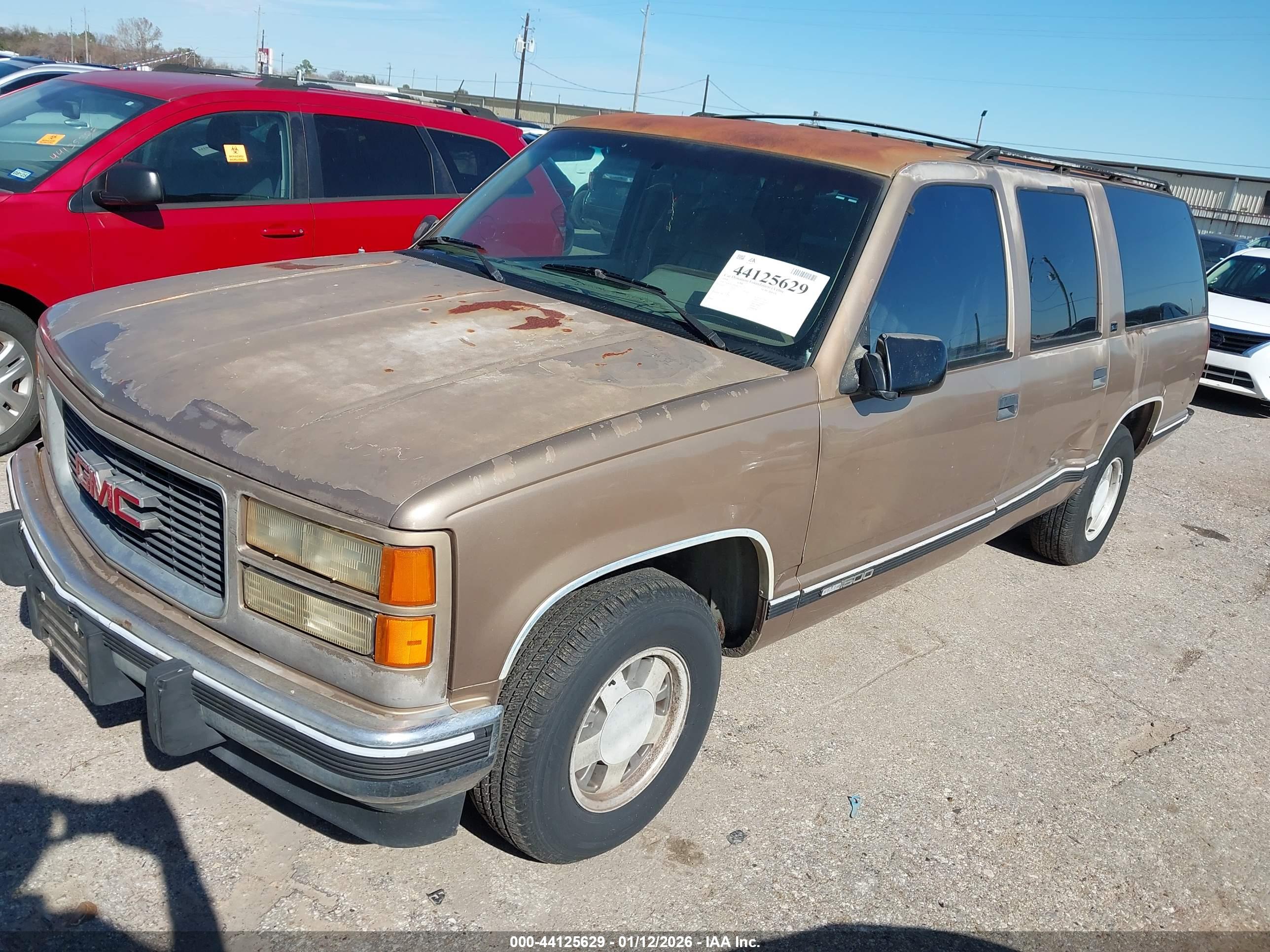 GMC SUBURBAN image 2