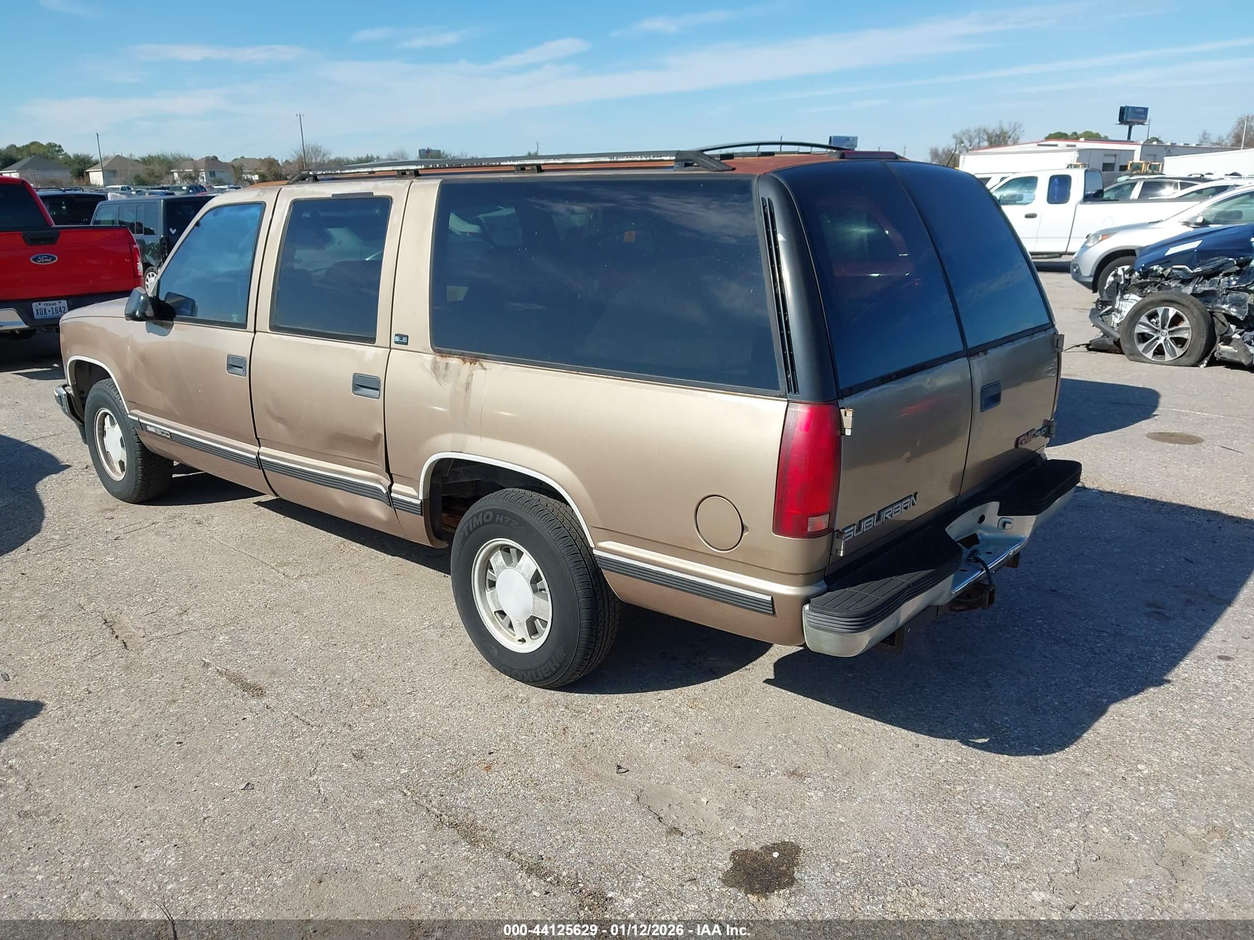GMC SUBURBAN image 3