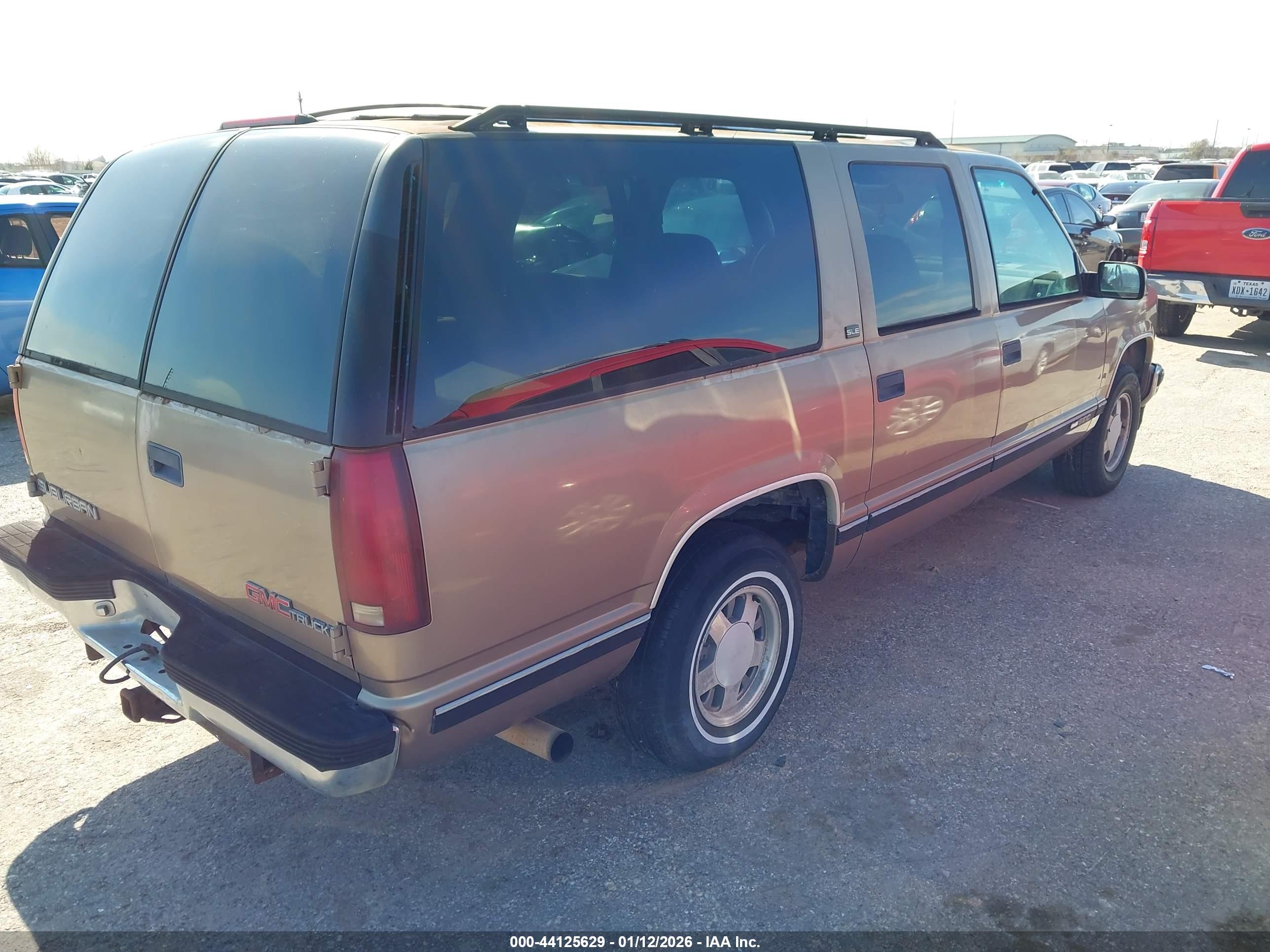 GMC SUBURBAN image 4