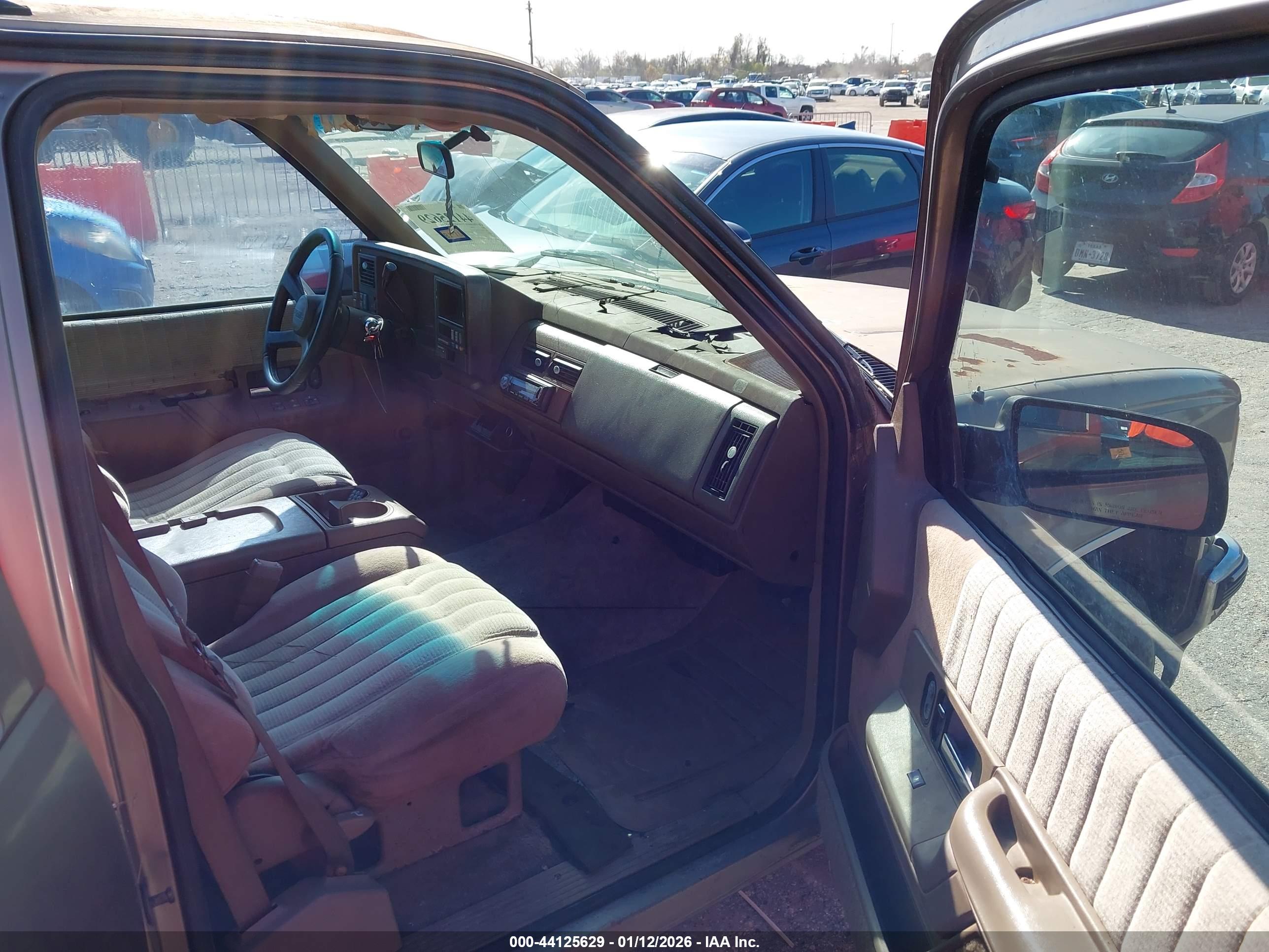 GMC SUBURBAN image 5
