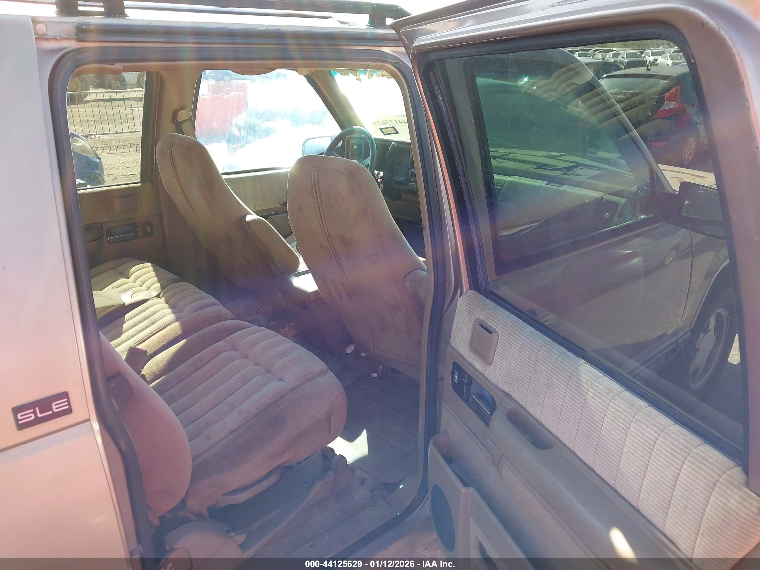 GMC SUBURBAN image 8