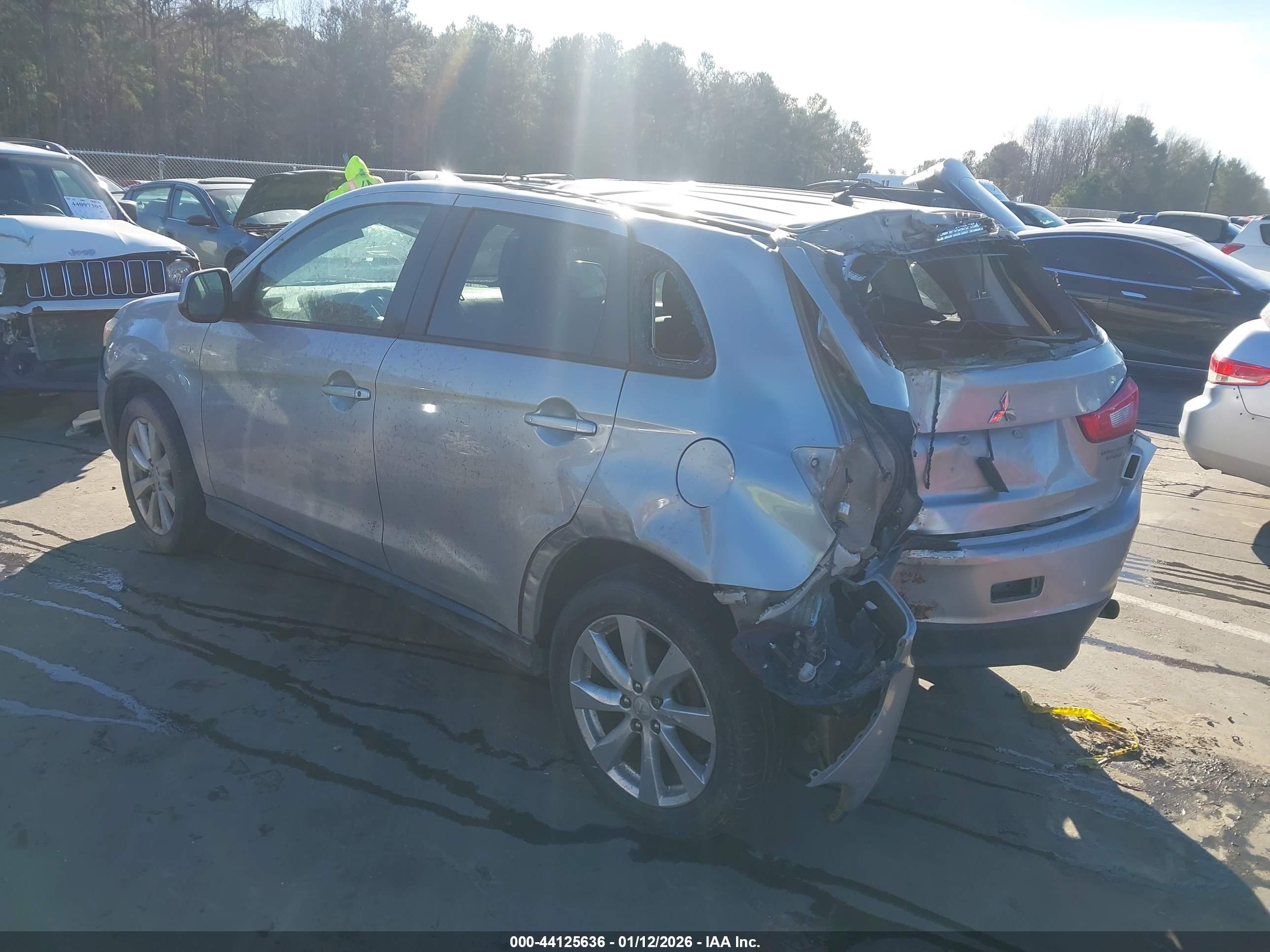 MITSUBISHI OUTLANDER image 3