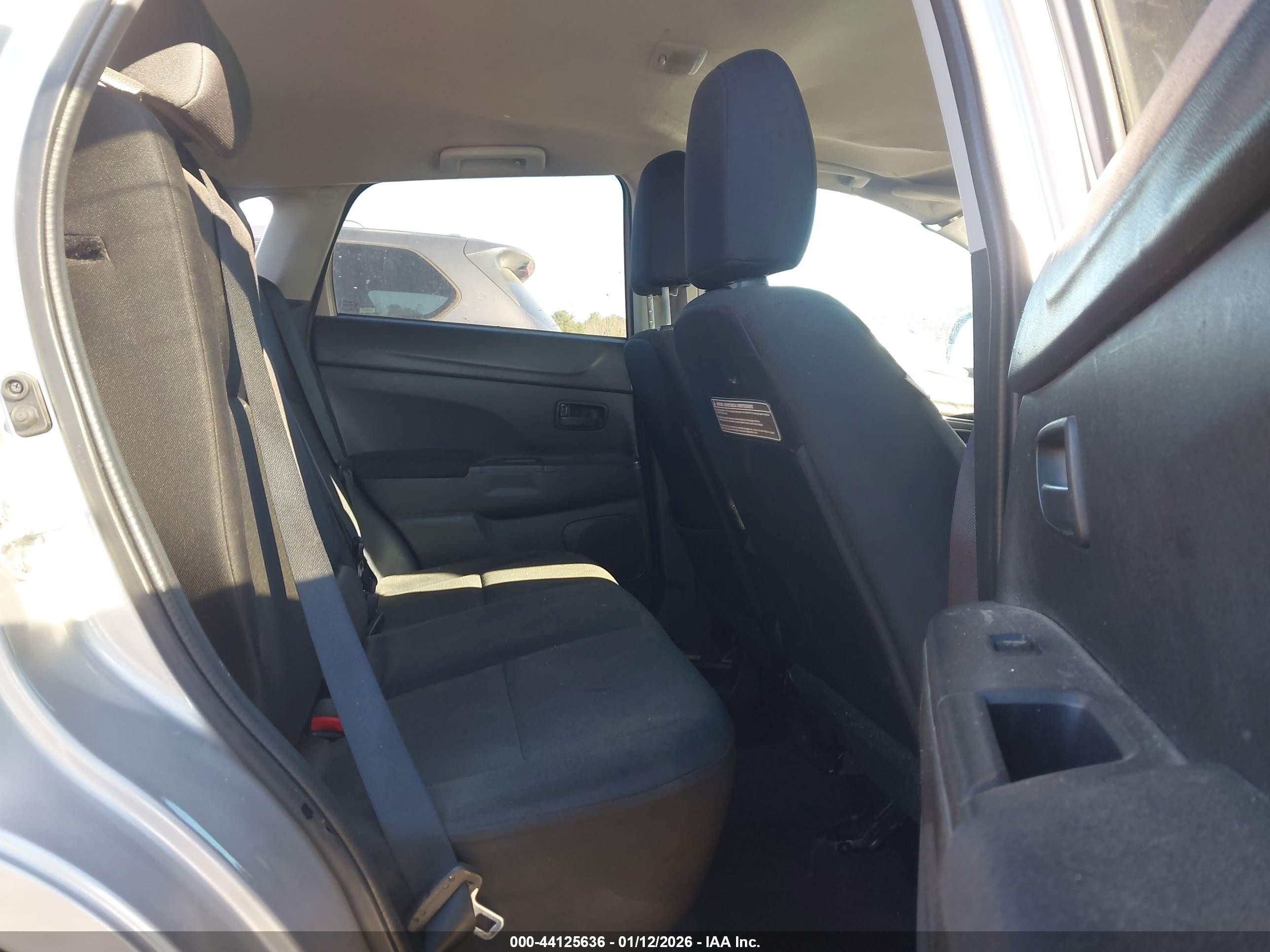 MITSUBISHI OUTLANDER image 8