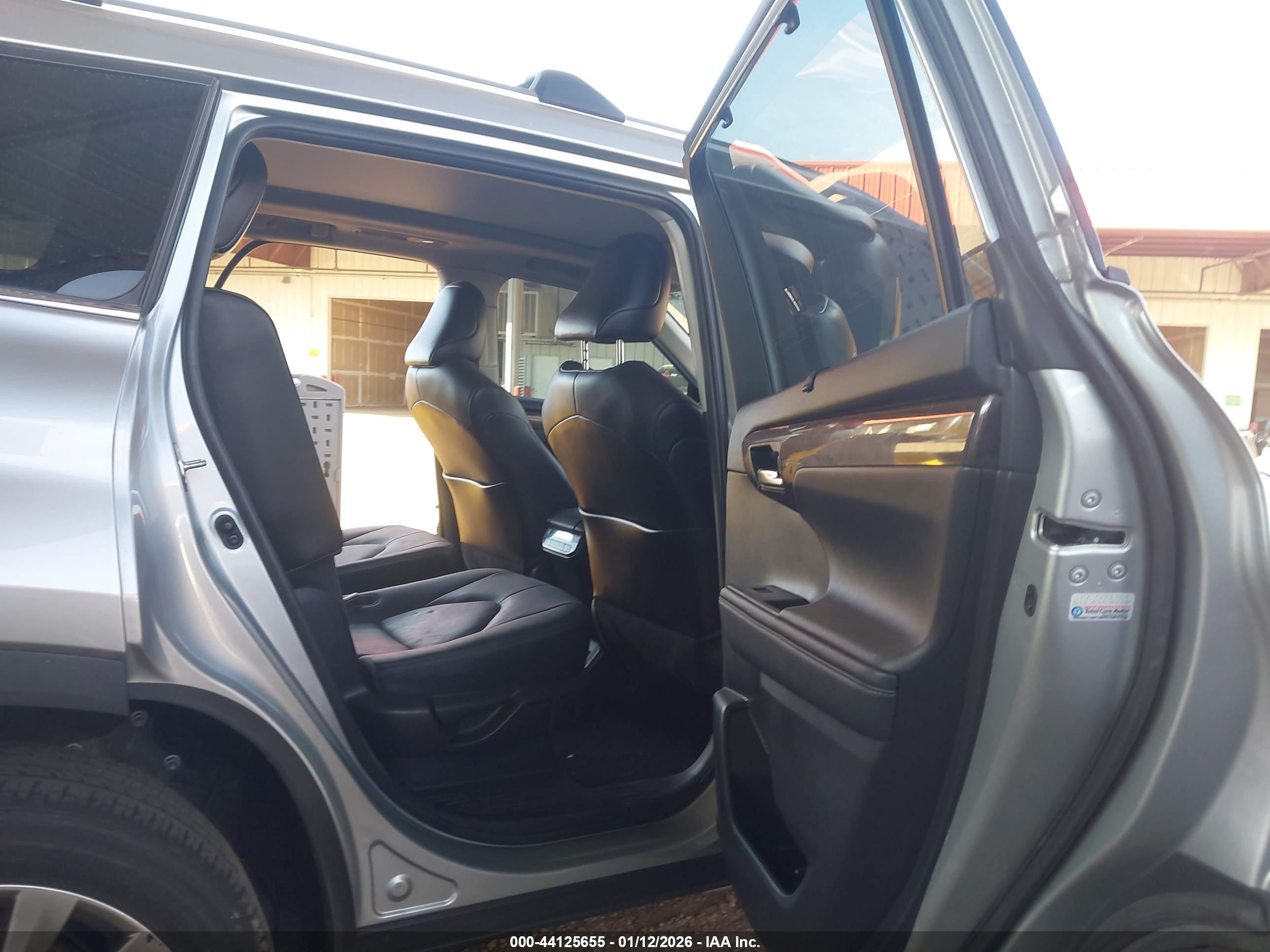TOYOTA HIGHLANDER image 8