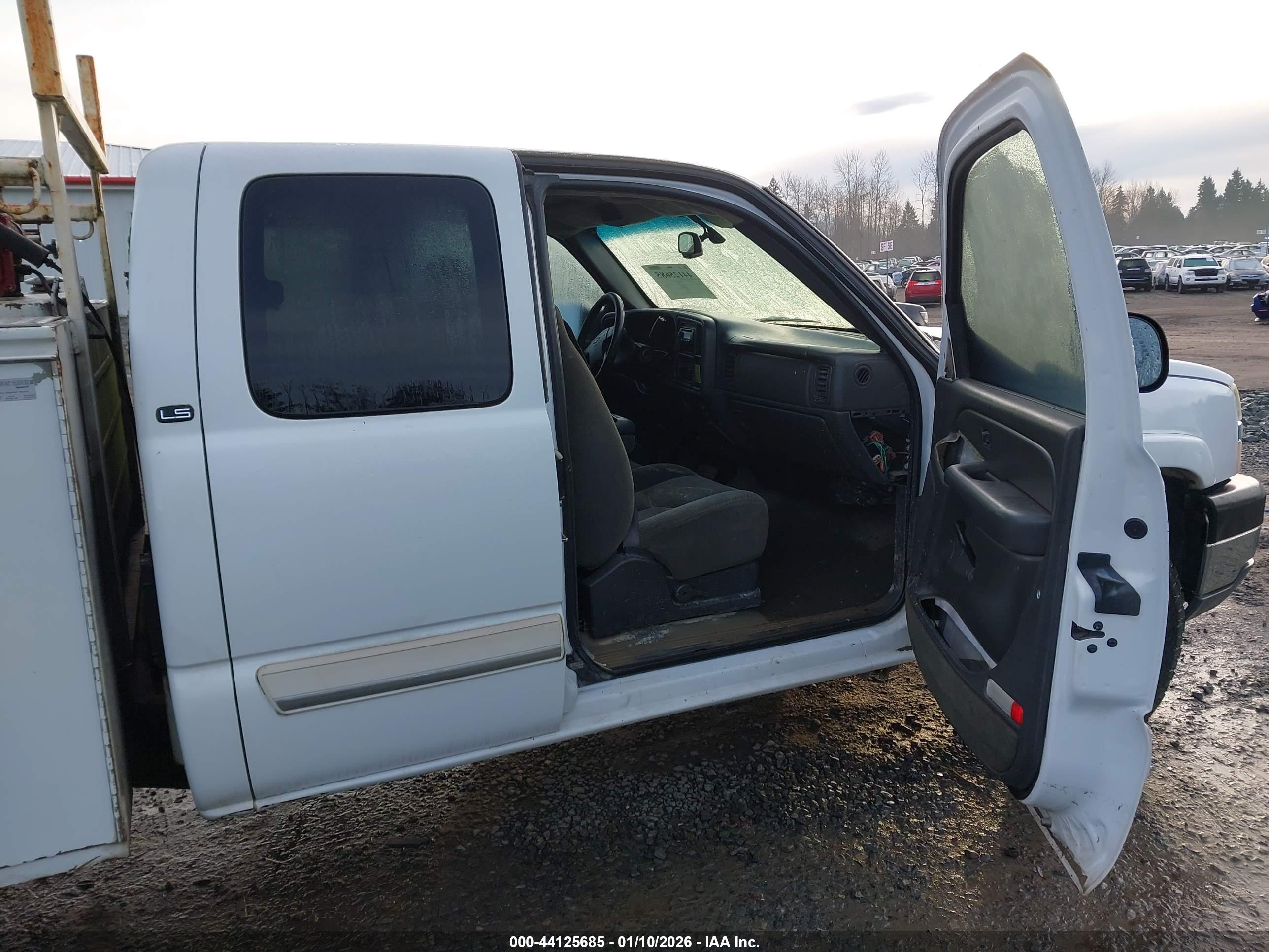 CHEVROLET SILVERADO image 5