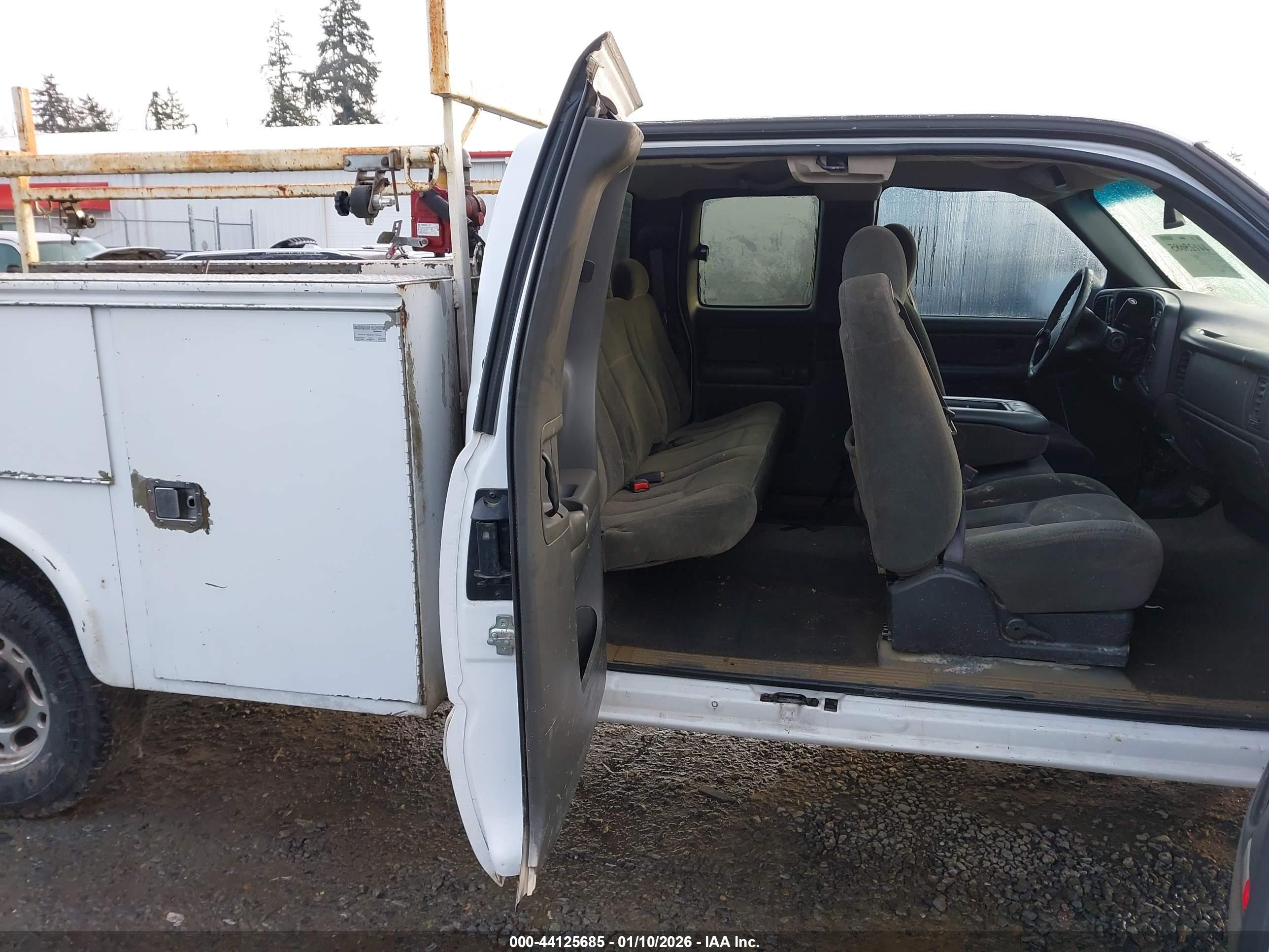 CHEVROLET SILVERADO image 8