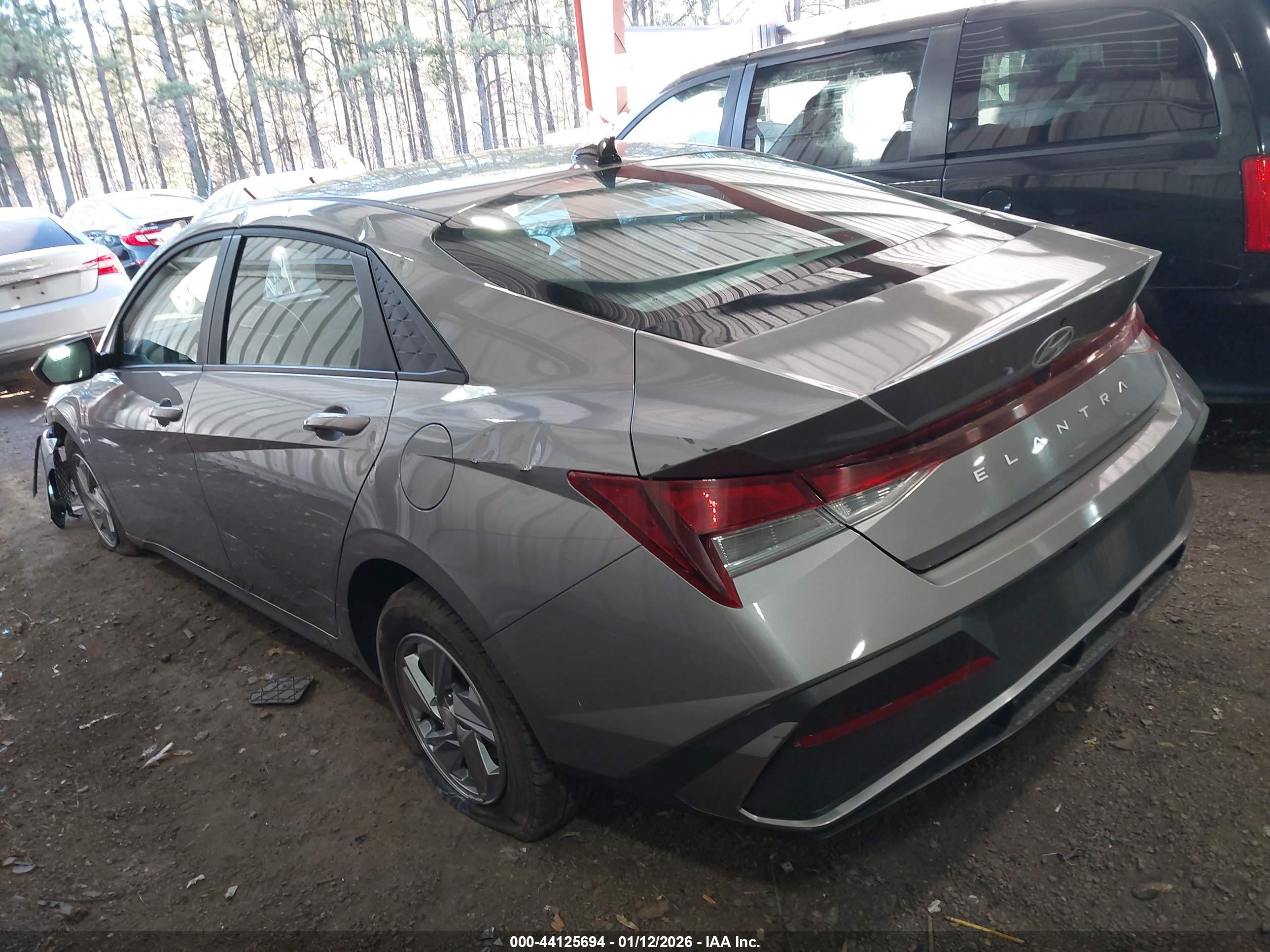 HYUNDAI ELANTRA image 3