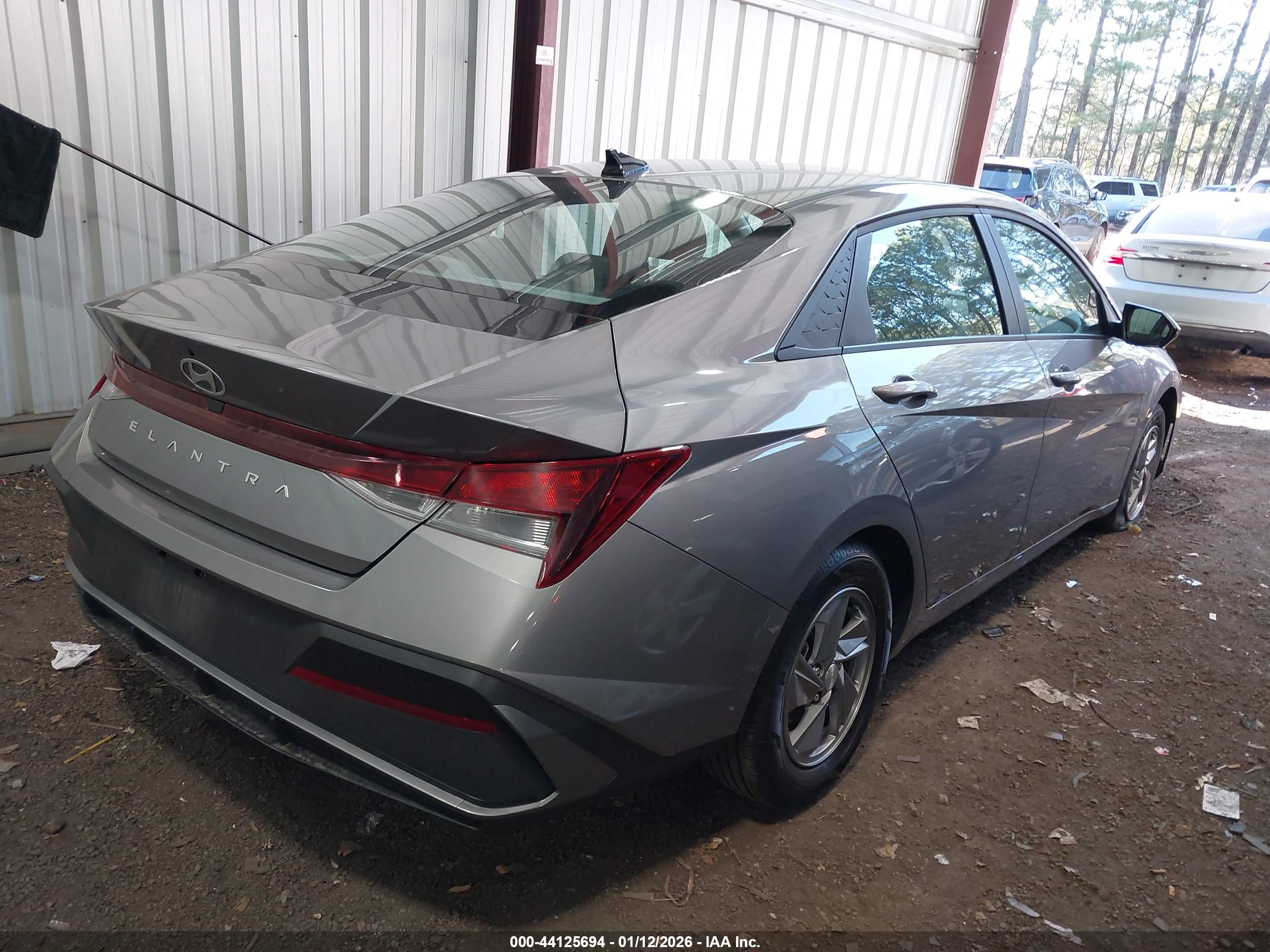 HYUNDAI ELANTRA image 4