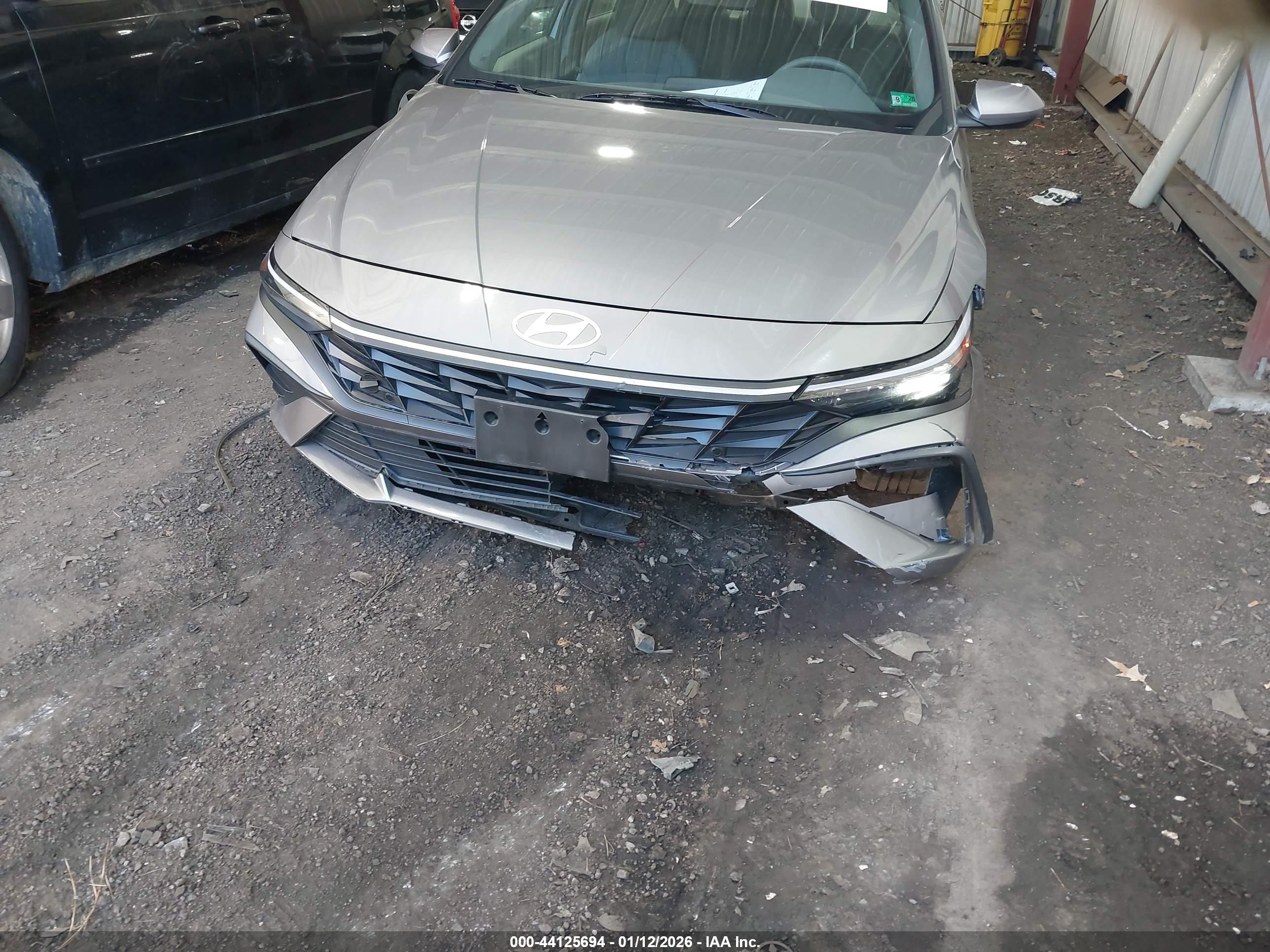 HYUNDAI ELANTRA image 6