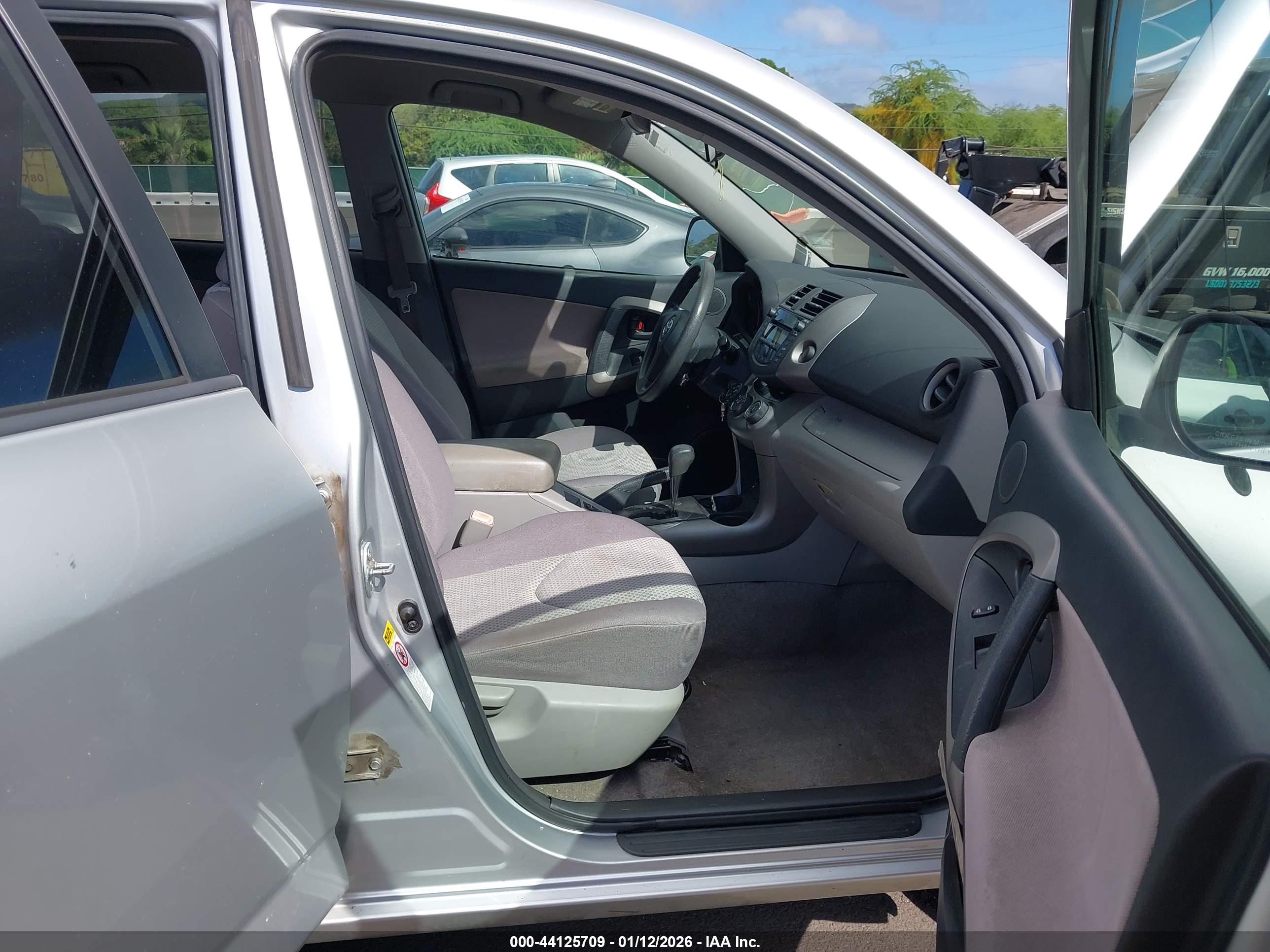 TOYOTA RAV4 image 5