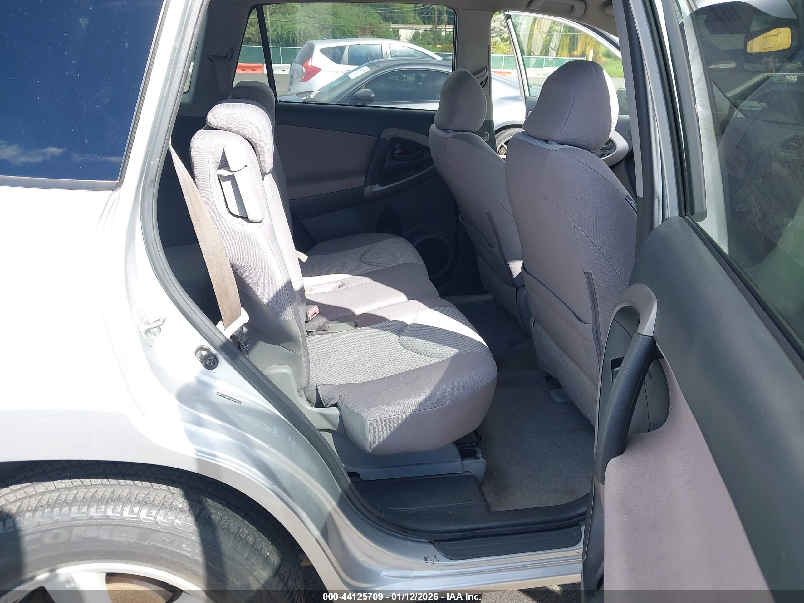 TOYOTA RAV4 image 8
