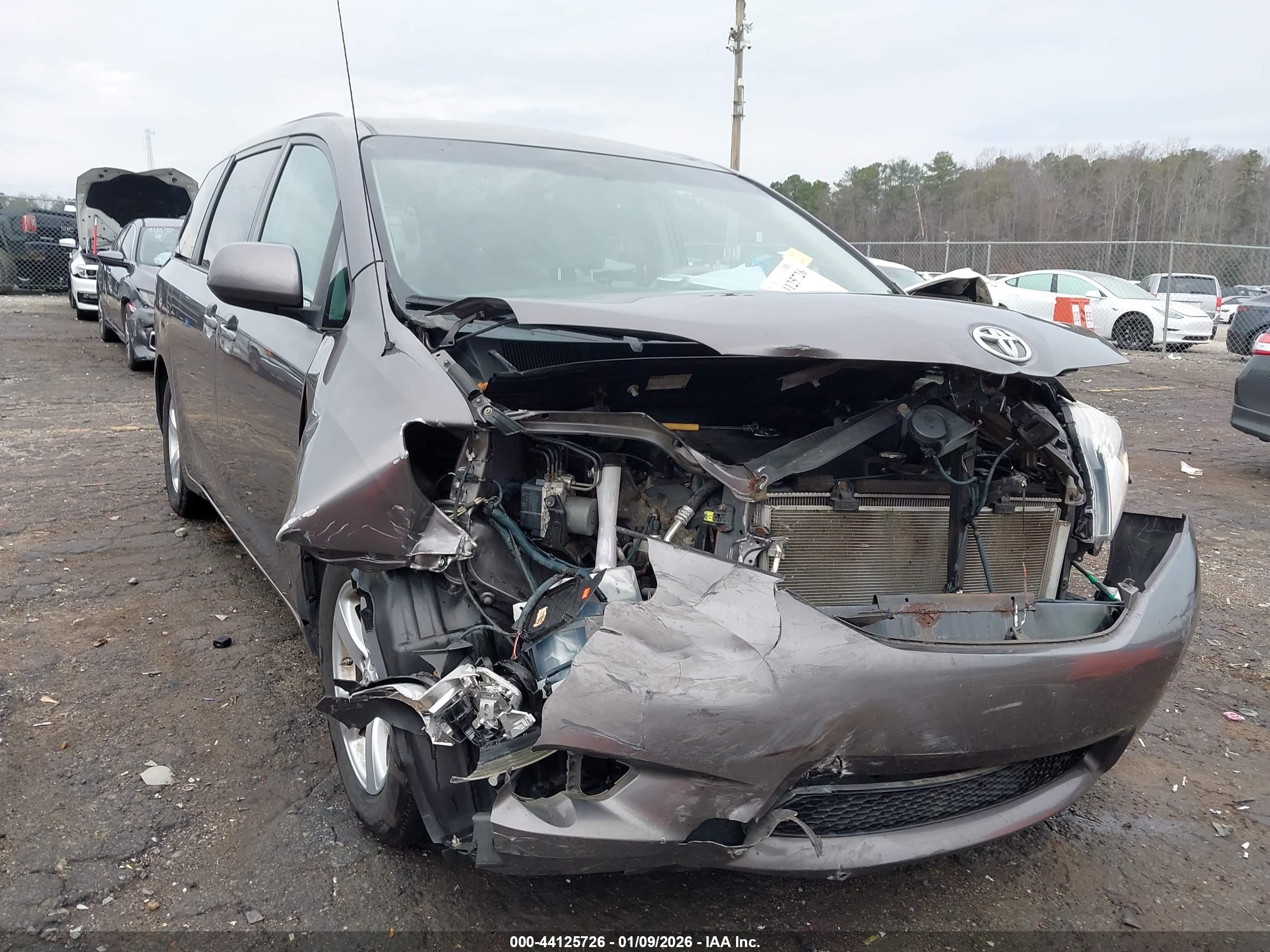 TOYOTA SIENNA image 6