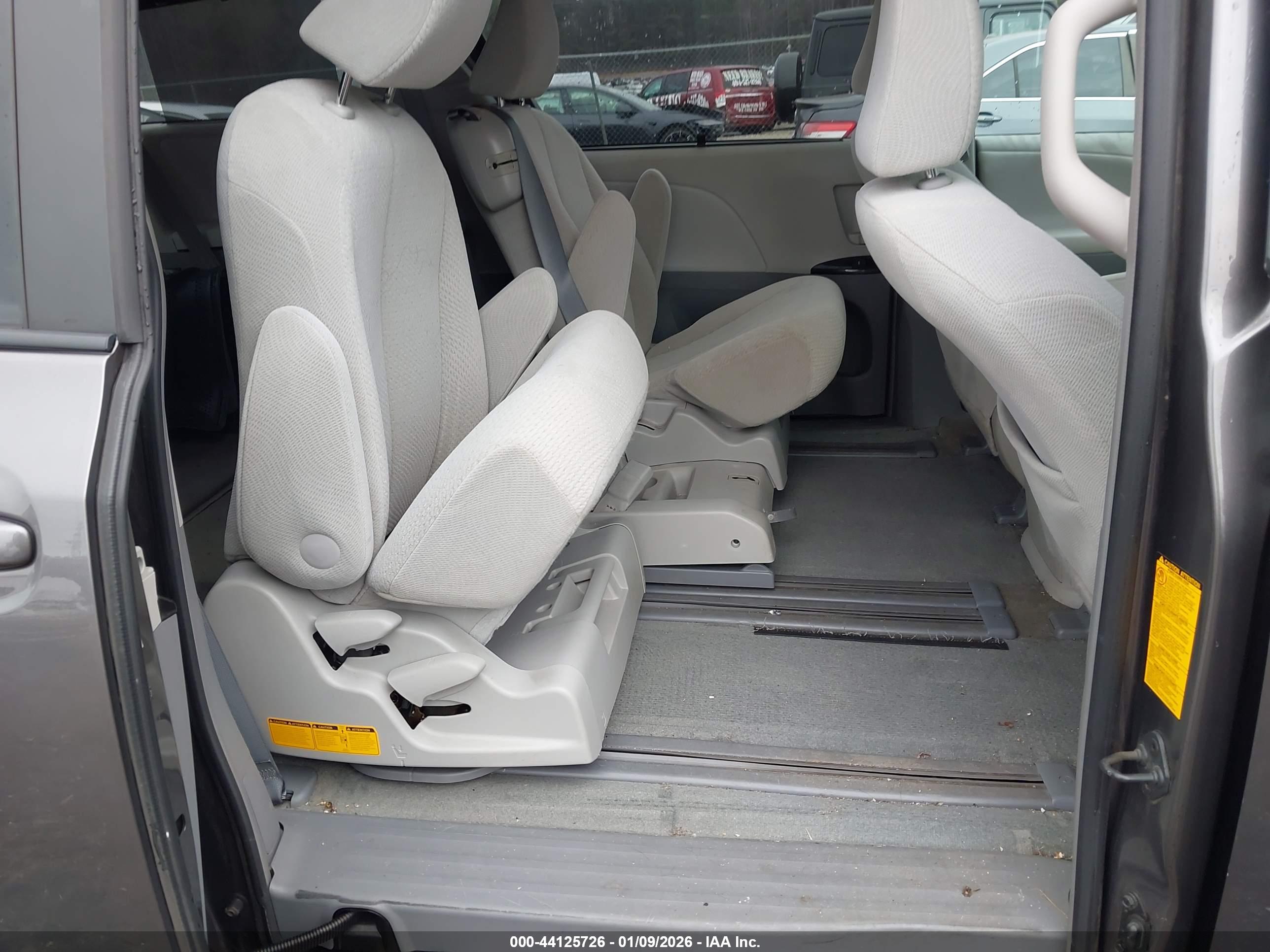 TOYOTA SIENNA image 8