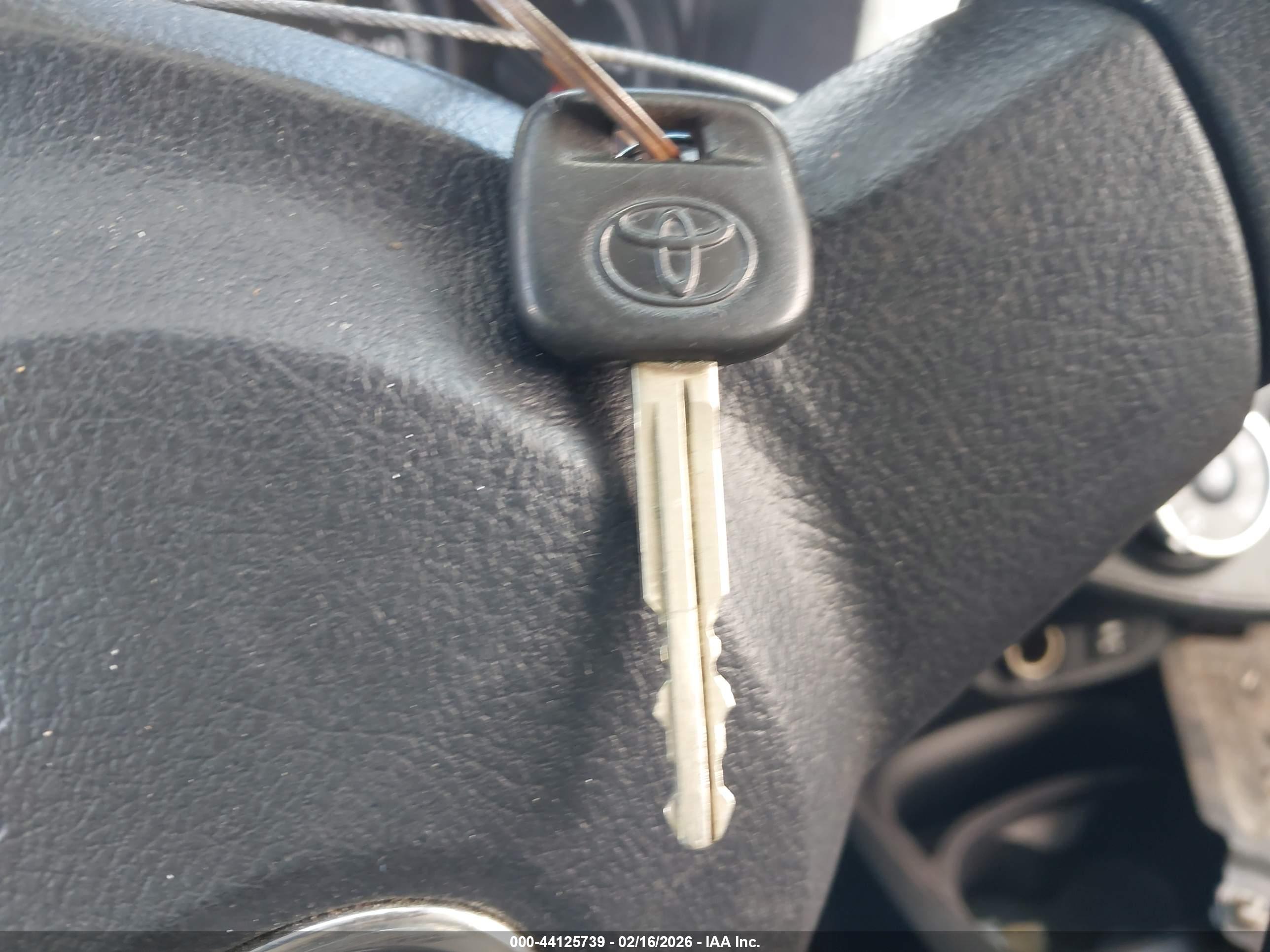 TOYOTA YARIS image 11