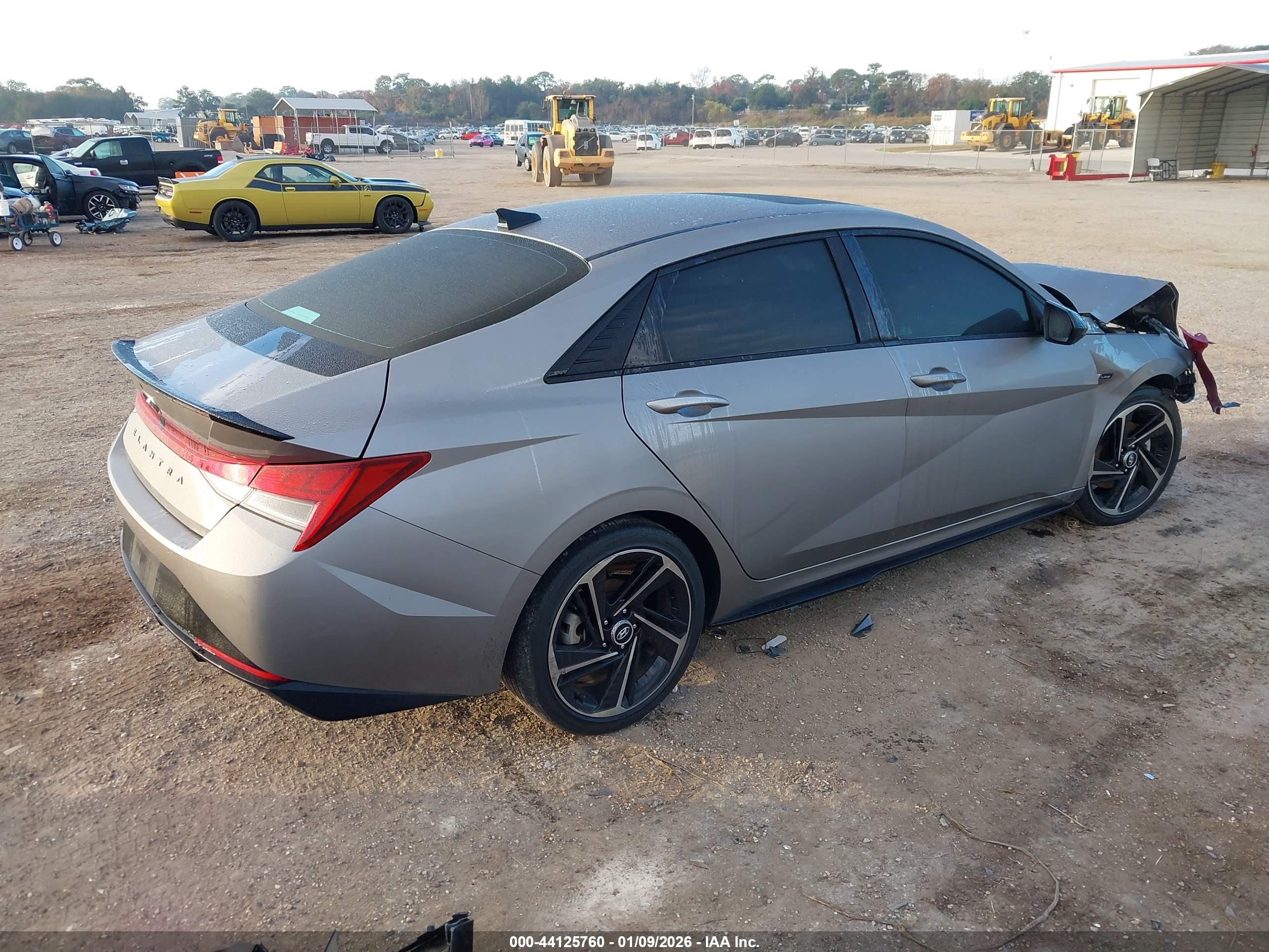 HYUNDAI ELANTRA image 4
