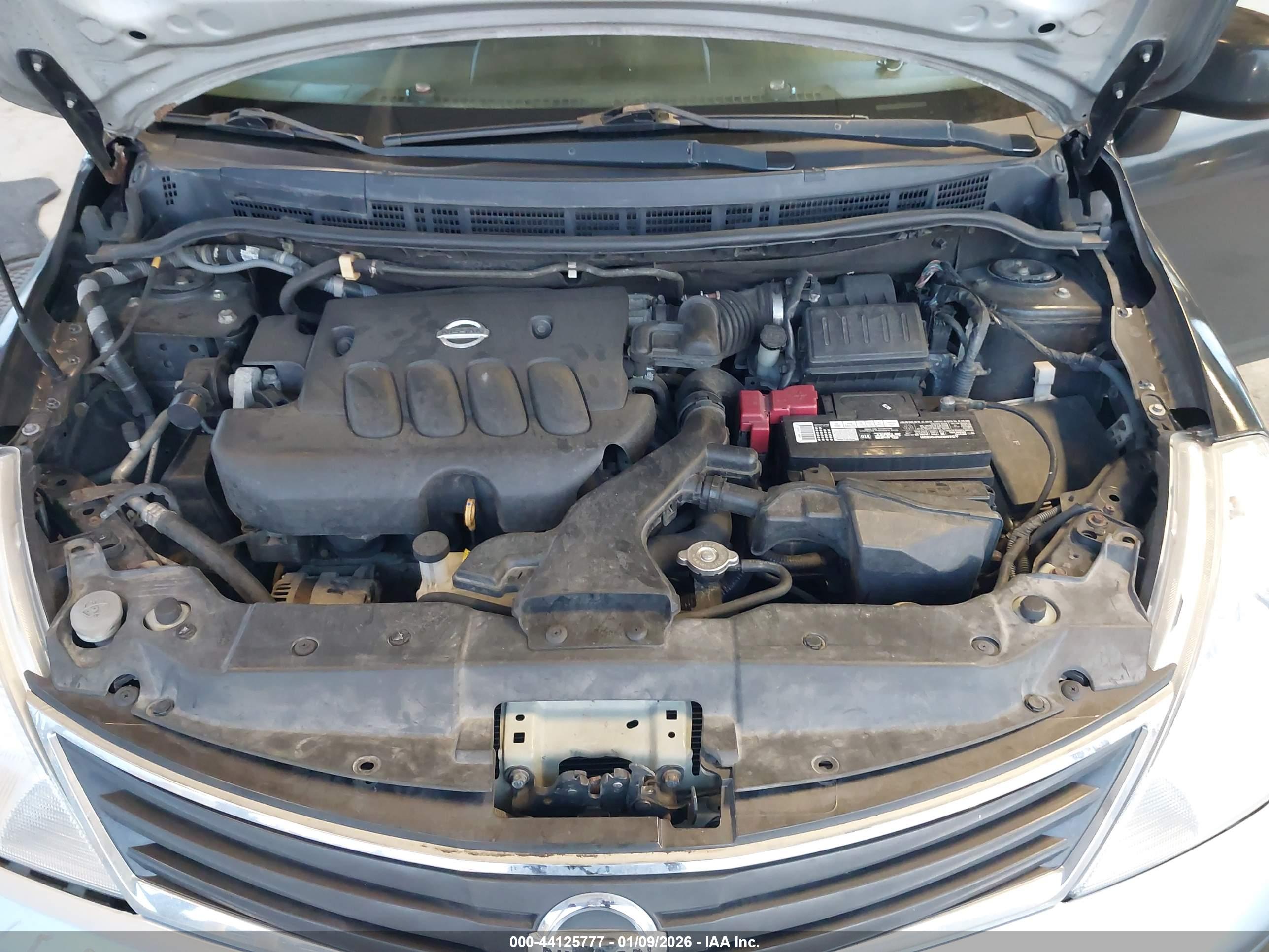 NISSAN VERSA image 10