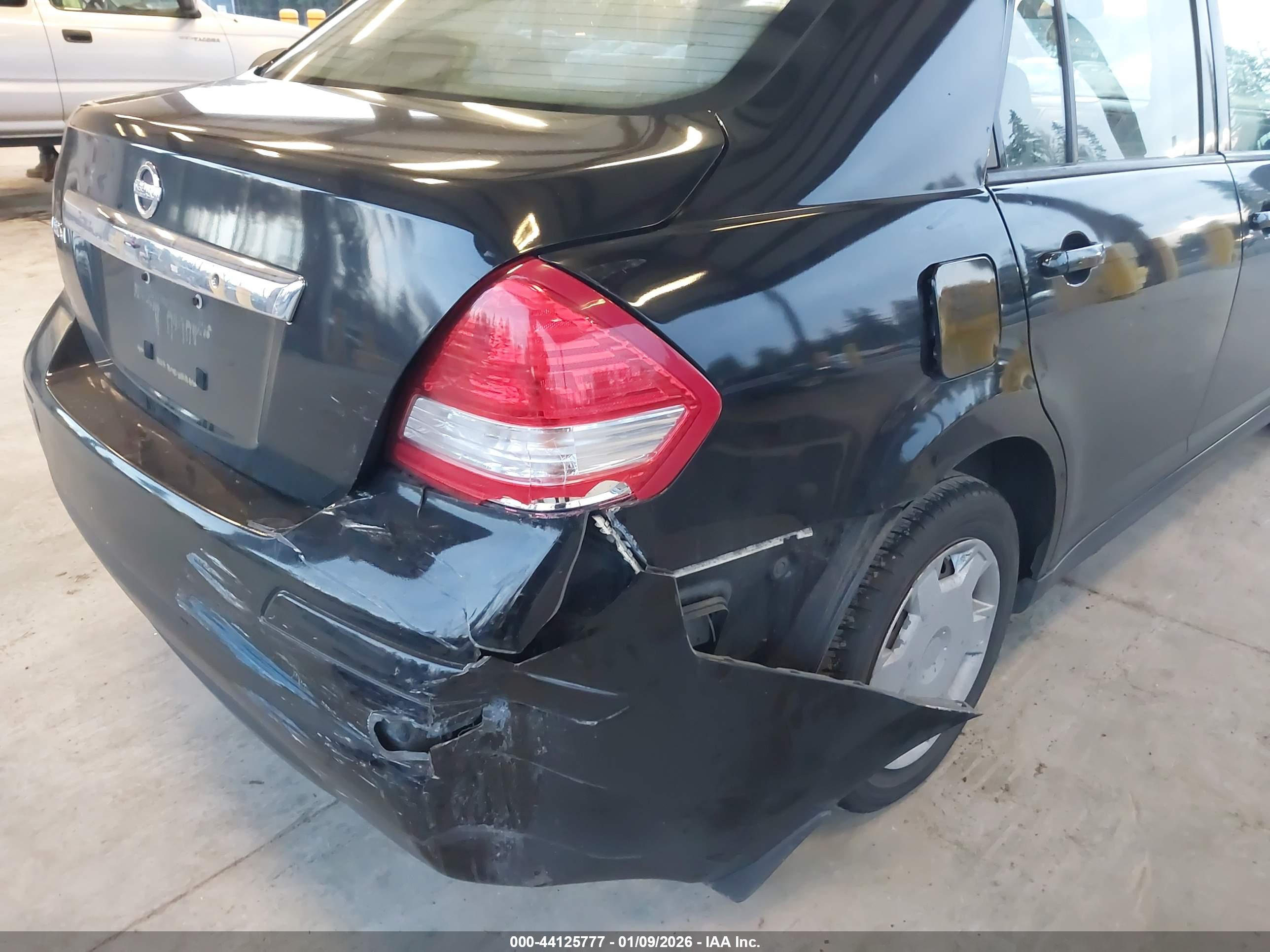 NISSAN VERSA image 6